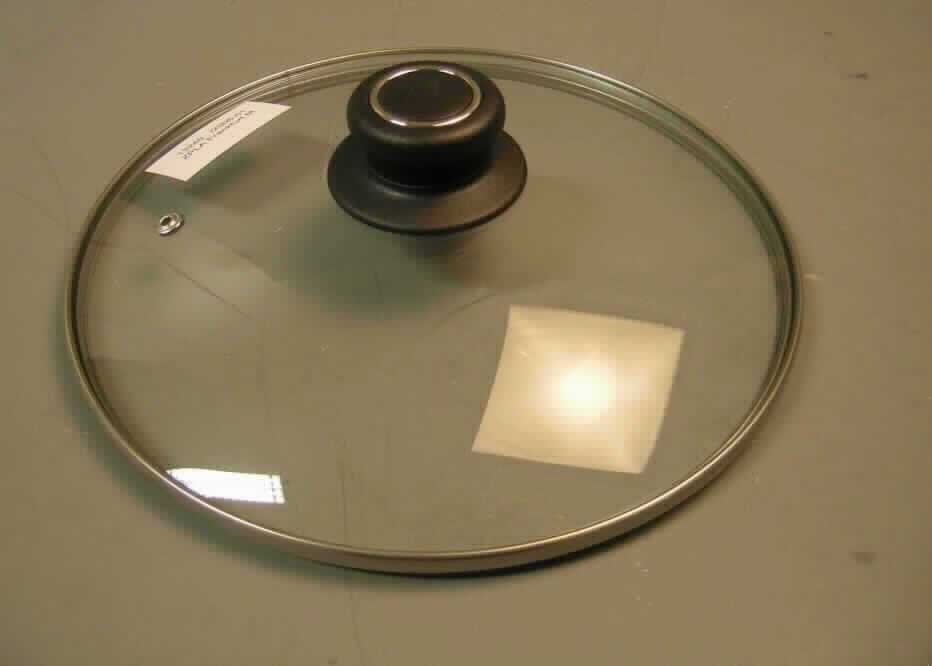 Deckel aus Glas, lt. Antrag Glasdeckel, Art.-Nr. 21086, Abbildung siehe Anlage, 
- aus verschiedenen Stoffen zusammengesetzte Ware, bestehend aus: 
- einem Glasdeckel in Form einer flachen, gewölbten Kuppel, 
- in der Mitte mit einem eingeschraubtem Griff aus Kunststoff, 
- mit einer Randeinfassung aus unedlem Metall, 
- mit einem Gesamtdurchmesser von ca. 25 cm, 
- zur Verwendung als Deckel zum Verschließen von Kochtöpfen oder Pfannen, 
- nach Umfang und in Bezug auf die Verwendung bestimmt das Glas gegenüber dem Kunststoff und dem 
  unedlen Metall den Charakter der zusammengesetzten Ware.

"Deckel, aus Glas"