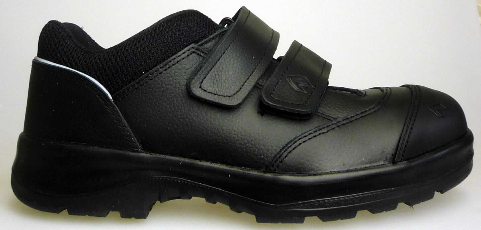 Freizeitschuhe (lt. Antrag "Stiefel aus Rindsleder, Nevada LOW, Art. 608001, Foto siehe Anlage)
- mit Laufsohlen aus (lt. Antrag) Kautschuk,
- mit Oberteil (geschlossenes Blatt) aus Leder (den größten Teil der Außenfläche bildend), Kunststoff (Spinnstoff
  mit einer mit bloßem Auge wahrnehmbaren Außenschicht aus Kunststoff) und Spinnstoff,
- mit Klettverschluss,
- mit Metallschutz in der Vorderkappe

"Schuhe mit Laufsohlen aus Kautschuk und Oberteil aus Leder, mit Metallschutz in der Vorderkappe"