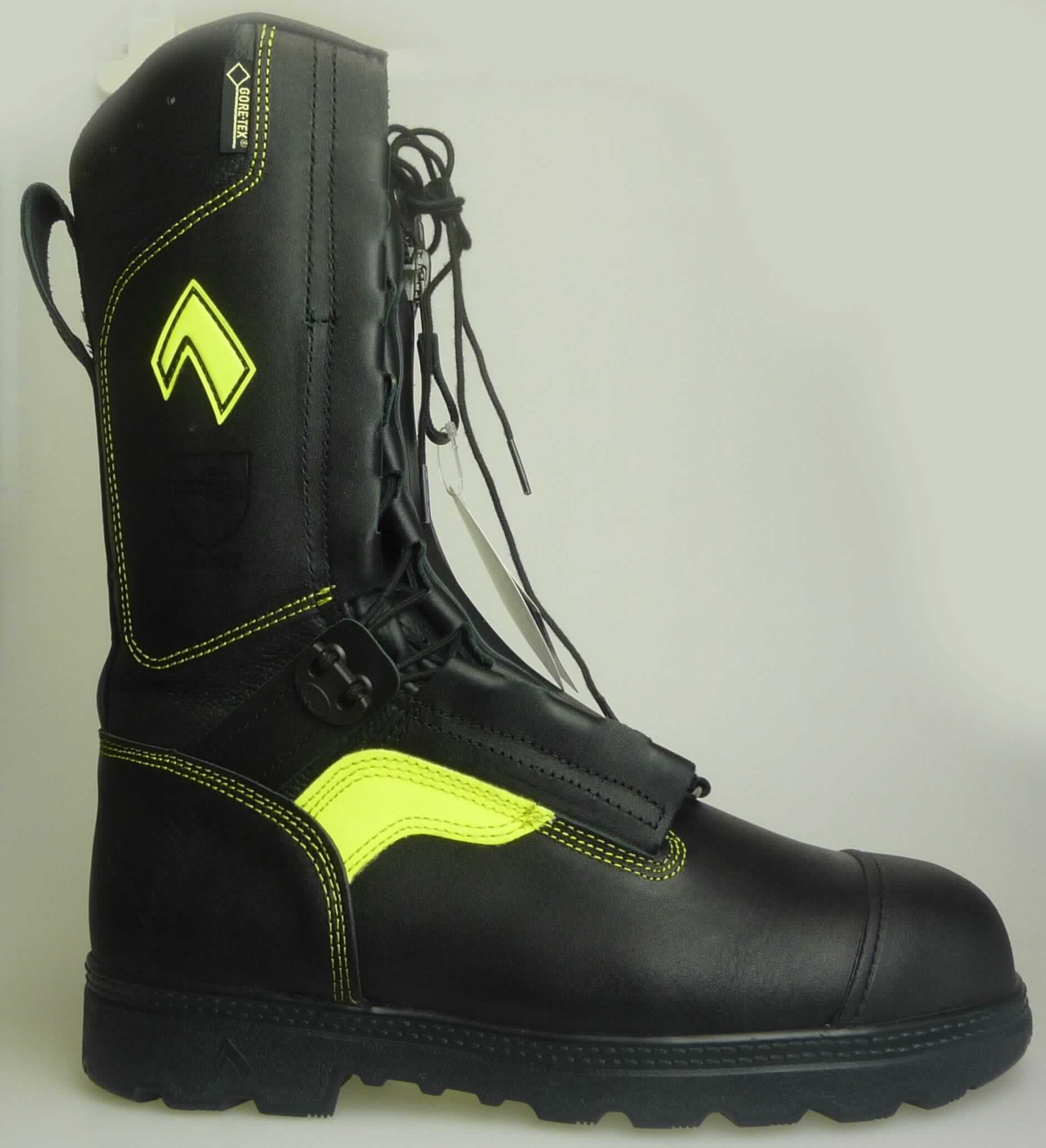 Sicherheitsstiefel (lt. Antrag: "Stiefel aus Rindleder, Fire Flash Pro, Art. 506001), Foto siehe Anlage)
- mit Laufsohlen aus (lt. Antrag) Kautschuk,
- mit Oberteil aus Leder,
- auf das Oberteil sind Stücke aus Leder (Hinterriemen) und aus Kunststoff (Spinnstoff mit einer mit bloßem
  Auge wahrnehmbaren Außenschicht aus Kunststoff) als Verstärkungsteil aufgesetzt,
- vorne mit Reißverschluss, zusätzlich rechts und links entlang des Reißverschlusses mit langen Bindebändern,
- mit einem Metallschutz in der Vorderkappe

"Schuhe mit Laufsohlen aus Kautschuk und Oberteil aus Leder, andere als in den UPos. 6403 1200 bis 
 6403 2000 genannt, mit einem Metallschutz in der Vorderkappe"