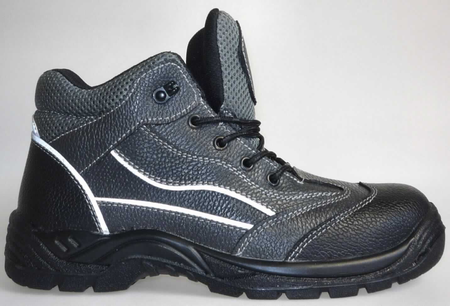 Sicherheitsschuhe (lt. Antrag: "Sicherheitsstiefel (anthrazit; Modell 09/2014), Foto siehe Anlage)
- mit Laufsohlen aus (lt. Antrag) Kunststoff,
- mit knöchelbedeckendem Oberteil aus Leder (den größten Teil der Außenfläche bildend) und Spinnstoff,
- auf das Oberteil sind Zuschnitte aus Leder und Kunststoff (Spinnstoff mit einer mit bloßem Auge
  wahrnehmbaren Außenschicht aus Kunststoff) als Verstärkungsteile aufgesetzt,
- mit Schnürsenkelverschluss und Metallhaken,
- mit einem Metallschutz in der Vorderkappe

"Schuhe mit Laufsohlen aus Kunststoff und Oberteil aus Leder, andere als in den UPos. 6403 1200 bis 
 6403 2000 genannt, mit einem Metallschutz in der Vorderkappe"