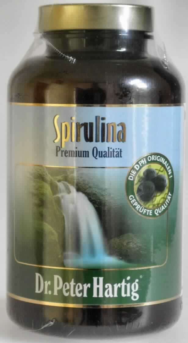 Nahrungsergänzungsmittel, Tabletten mit Spirulina platensis (Mikroalgenpulver)

Vorgelegt wurde eine Original-Kunststoffdose mit goldfarbenem Schraubverschluss und Etikett, das Angaben 
enthält über den Hersteller, die Produktbezeichnung, den Inhalt einer Packung (ca. 540 Presslinge = 216 g), die 
Zusammensetzung (Spirulina platensis Mikroalgenpulver), den Verwendungszweck (Nahrungsergänzungsmittel) 
und die Verzehrempfehlung (3 x täglich 2 Presslinge). In der Kunststoffdose befinden sich runde, dunkelgrüne 
Tabletten (1,1 cm x 0,5 cm) mit arttypischem Geruch.
Aufgrund des Vorliegens in Tablettenform und der Verwendung als Nahrungsergänzungsmittel kann unterstellt 
werden, dass nicht lebende Mikroorganismen vorliegen.

Einzellermikroorganismen, nicht lebend (Spirulina platensis)