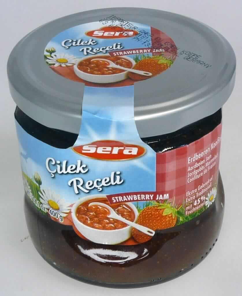 Konfitüre aus Erdbeeren.

Antragsangaben (als zutreffend unterstellt): Cilek Receli Kvnz. (12 x 400 g). 

Beschaffenheit des vorgelegten Warenmusters: Aufmachung: Original-Schraubglas. Aufschrift, auszugsweise: "Sera Gartenzauber, Erdbeeren Konfitüre. 400 g. Zutaten: Erdbeere 45 %, Glucose-Fructose-Sirup, Zucker, Säuerungsmittel E330, Verdickungsmittel E440." Inhalt: Rote, etwas fließfähige Masse mit ganzen, gekochten Erdbeeren, sehr süß und fruchtig nach Erdbeer schmeckend.
Zuckergehalt gemäß ZAnm 2a) 2. Anstrich zu Kap 20 (gemäß Angabe): mehr als 30 GHT, jedoch weniger als 70 GHT.

Konfitüren, Fruchtgelees, Marmeladen, Fruchtmuse und Fruchtpasten, durch Kochen hergestellt, auch mit Zusatz von Zucker oder anderen Süßmitteln, andere, nicht von Zitrusfrüchten, mit einem Zuckergehalt von mehr als 30 GHT, andere als in den Unterpositionen 2007 9910 und 2007 9920 genannt, von Erdbeeren, mit einem Gehalt an Zucker von weniger als 70 GHT, andere.