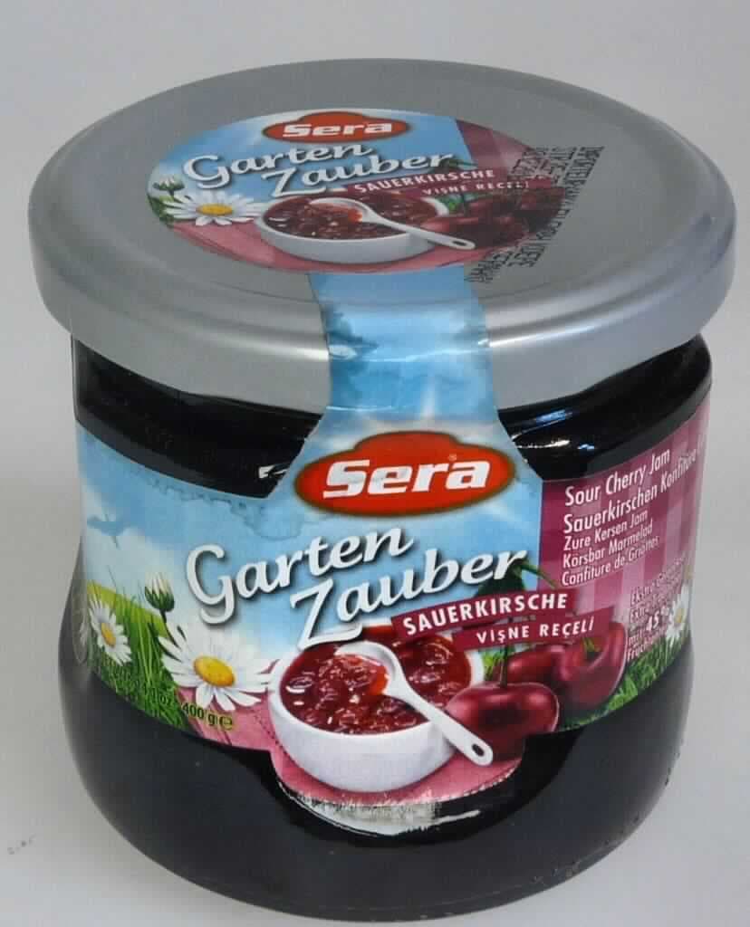 Antragsangaben (als zutreffend unterstellt): Visne Receli Kvnz. (12 x 400 g). 

Beschaffenheit des vorgelegten Warenmusters: Aufmachung: Original-Schraubglas. Aufschrift, auszugsweise: "Sera Gartenzauber, Sauerkirschen Konfitüre. 400 g. Zutaten: Sauerkirschen 45 %, Glucose-Fructose-Sirup, Zucker, Säuerungsmittel E330, Verdickungsmittel E440." Inhalt: Dunkelroter Sirup mit ganzen, gekochten Sauerkirschen, sehr süß und fruchtig nach Sauerkirschen schmeckend.
Alkoholzusatz (gemäß Angabe): nicht enthalten. Zugesetzter Zucker i. S. der ZAnm 3, 2. Anstrich zu Kap 20 i. V. m. der ZAnm 2 a), 1. Anstrich zu Kap 20 (gemäß Angabe): enthalten.

Wegen der dünnflüssigen Konsitenz des Sirups liegt keine Konfitüre der Pos 2007 der KN vor.

Früchte, Nüsse und andere genießbare Pflanzenteile, in anderer Weise zubereitet oder haltbar gemacht, auch mit Zusatz von Zucker, anderen Süßmitteln oder Alkohol, anderweit weder genannt noch inbegriffen, Kirschen, ohne Zusatz von Alkohol, mit Zusatz von Zucker, in unmittelbaren Umschließungen mit einem Gewicht des Inhalts von 1 kg oder weniger, Sauerkirschen (Prunus cerasus).