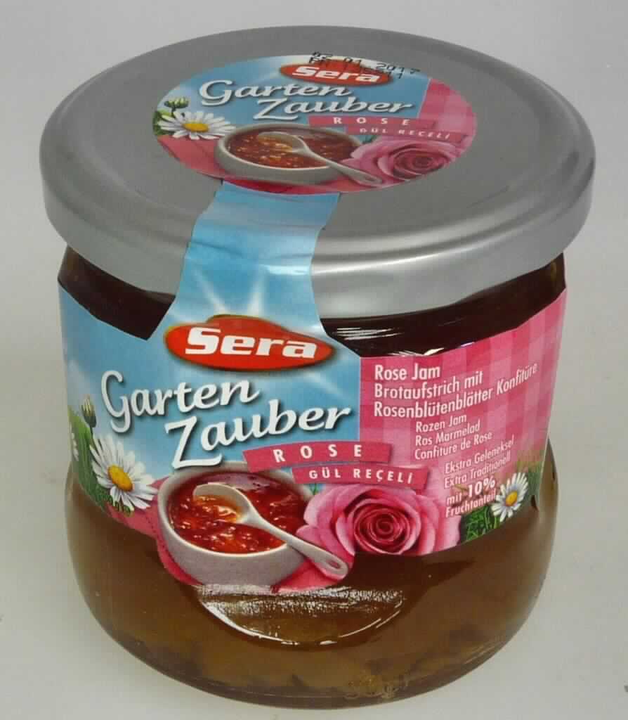 Konfitüre mit Rosenblütenblättern.

Antragsangaben (als zutreffend unterstellt): Gül Receli Kvnz. (12 x 400 g). 

Beschaffenheit des vorgelegten Warenmusters: Aufmachung: Original-Schraubglas. Aufschrift, auszugsweise: "Sera Gartenzauber, Rose, Brotaufstrich mit Rosenblütenblätter - Konfitüre. 400 g. Zutaten: Zucker, Glucose-Fructose-Sirup, Wasser, 10 % Rosenblütenblätter,Säuerungsmittel E330, Verdickungsmittel E440." Inhalt: Gelb-orangefarbene, etwas fließfähige Masse mit Rosenblütenblättern, sehr süß und stark aromatisiert schmeckend.
Zuckergehalt gemäß ZAnm 2a) 2. Anstrich zu Kap 20 (gemäß Angabe): mehr als 30 GHT, jedoch weniger als 70 GHT.

Konfitüren, Fruchtgelees, Marmeladen, Fruchtmuse und Fruchtpasten, durch Kochen hergestellt, auch mit Zusatz von Zucker oder anderen Süßmitteln, andere, nicht von Zitrusfrüchten, mit einem Zuckergehalt von mehr als 30 GHT, andere als in den Unterpositionen 2007 9910 bis 2007 9935 genannt, andere, andere, mit einem Gehalt an Zucker von weniger als 70 GHT.