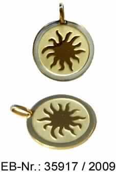Es handelt sich um aus einer Silberlegierung (925er Sterlingsilber) gefertigten Schmuck in Form von flachen, runden Kettenanhängern, die auf der Vorderseite mit einem ca. 2 mm breiten, glänzenden Rand und einer stilisierten Sonne mit mattiertem Hintergrund versehen sind. Die Anhänger sind mit einer kleinen Öse zum Aufziehen auf eine Halskette (nicht Gegenstand dieser vZTA) ausgestattet und teilweise vergoldet (Sonne, Öse). 
- Materialangaben lt. Antragsteller -

Die Erzeugnisse sind in einer kleinen Holzschachtel aus Kiefernholz verpackt.

Abbildung siehe Anlage.

Derartige Erzeugnisse gehören als "Schmuckwaren aus Edelmetallen (Silber)" zur Codenummer 7113 1100 00 des Integrierten Zolltarifs der Gemeinschaft (TARIC).