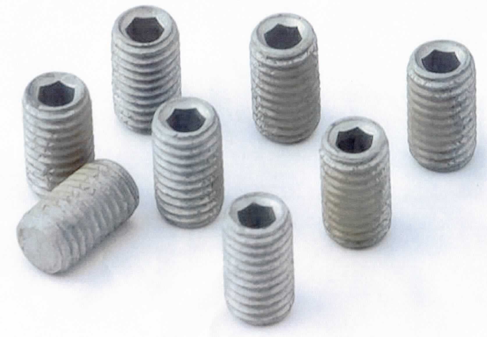 Nach den vorgelegten Warenmustern und den ergänzenden Angaben der Antragstellerin handelt es sich um etwa 1,4 cm lange, massive, zylindrische Erzeugnisse aus Stahl (kein nicht rostender Stahl), ohne Kopf. Sie sind mit einem über die gesamte Länge reichenden, metrischen Außengewinde (M8) mit stumpfem Gewindeende versehen sowie an einem Ende zu einem Innensechskant ausgearbeitet. Die Zugfestigkeit beträgt mehr als 800 MPa.

Die Waren sind zu jeweils 8 Stück in einem etikettierten Druckverschlussbeutel aus klarsichtiger Kunststofffolie verpackt.
 
Abbildung siehe Anlage.

Derartige Erzeugnisse gehören als "andere Bolzen aus Stahl (kein nicht rostender Stahl), mit Gewinde, ohne Kopf, mit einer Zugfestigkeit von mehr als 800 MPa" zur Codenummer 7318 15 49 99 0 des Zolltarifs.
