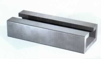 Tragschiene; C-Profil

Bei der Ware handelt es sich um ein massives, metallisches Erzeugnis mit über die gesamte Länge von 1000 mm bzw. 2000 m gleich bleibendem Querschnitt (hier: C-Profil). Die Abmessungen für die Breite und Höhe betragen 40 mm und 22 mm. Das Erzeugnis besteht nach den Angaben aus einem nichtlegierten Stahl und ist oberflächlich verzinkt oder feuerverzinkt. 

Die Ware ist nach ihrer Beschaffenheit als andere Profil aus nicht legiertem Stahl, aus flachgewalzten Erzeugnissen kalthergestellt oder kaltfertiggestellt, in die Unterposition 7216 9180 der Kombinierten Nomenklatur einzureihen.