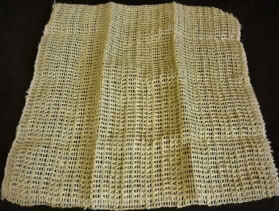 Wäsche zur Körperpflege (Waschlappen), sog. Handtuch aus Chinagras, Foto siehe Anlage,
- aus einem ca. 2,1 mm dicken, einfarbigen Schlingengewebe aus laut Antrag 100 % Ramie
  (pflanzlicher Spinnstoff des Kapitels 53),
- rechteckig, in den Abmessungen von ca. 30 cm x 28 cm,
- an zwei Rändern mit Überwendlichnähten gesäumt (damit konfektioniert),
- wird üblicherweise gewaschen.

"Wäsche zur Körperpflege, aus Ramie"