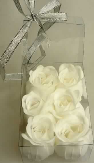 Angaben:
Seife in Blumenform

Feststellungen:
durchsichtige Kunststoffbox (Maße ca. 10,5 x 4,0 x 7,0 cm) mit folgendem Inhalt: 
dünne, weiße, parfümierte Blättchen (Maße ca. 4,5 x 3,5 cm), geformt zu 6 Rosen; die sich in Wasser unter Schäumen gut lösen; pH-Wert der Lösung ca. 8

Befund: 
Seife in geformten Stücken (hier in Form dünner Blättchen), zur Körperpflege