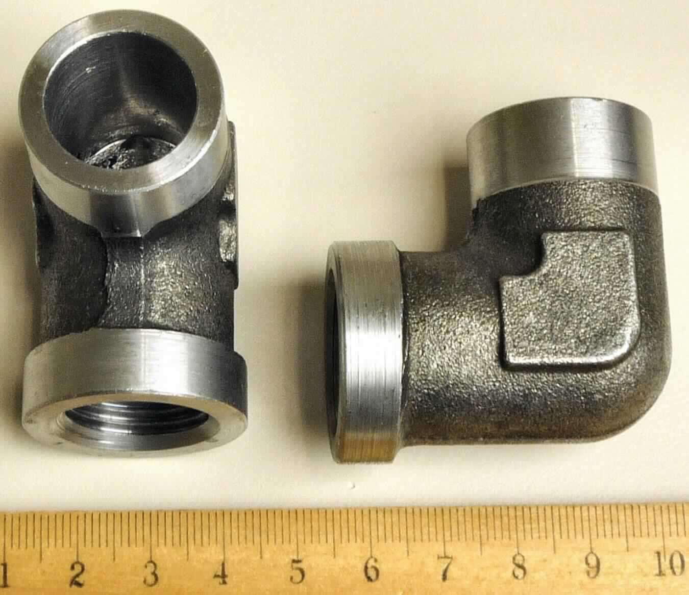 Rohrverbindungsstück; Rohrverbinder

Bei der Ware handelt es sich um ein gegossenes, metallisches Hohlerzeugnis in Form eines rechtwinkligen Bogens. Das Erzeugnis besteht gemäß den Angaben aus anderem als nicht rostendem Stahl mit der Werkstoffbezeichnung C22, 1.0402. Das Erzeugnis, bezeichnet als 90° Rohrverbinder, wird als Adapter zum Verbinden von Rohrleitungen verwendet. An einer Anschlussseite weist das Rohrverbindungsstück ein Innengewinde G1/2" auf und an der anderen Anschlussseite liegt ein Schweißanschluss mit einem Außendurchmesser von ca. 26 mm vor.  

Die Ware ist aufgrund ihrer Beschaffenheit als anderes gegossenes Rohrverbindungsstück aus Stahl in die Unterposition 7307 1990 der Kombinierten Nomenklatur einzureihen.