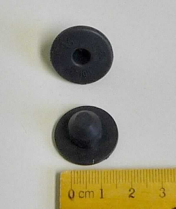 Angaben des Antragstellers: 
Plug / Stecker
Verwendungszweck: Das Teil besitzt eine Dichtfunktion am Scheinwerferwischer
Material: EPDM-Kautschuk

Untersuchungsergebnisse an Warenmustern:
Runde, stopfenartige, hohle Formteile (Durchmesser: ca. 2 cm; Höhe: ca. 1,3 cm) aus einem schwarzen, elastischen Material.

Befund:
Es liegt ein Formteil aus Weichkautschuk von der für Kraftfahrzeuge der Positionen 8701 bis 8705 bestimmten Art im Sinne der Unterposition (KN) 4016 9957 vor.