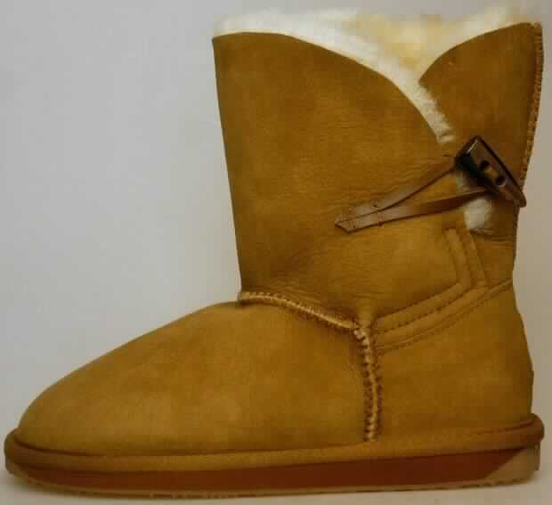 Stiefel (lt. Antrag: "Frauenschuh, Art. W10955, Daley Lo", Foto siehe Anlage) 
- mit Laufsohlen aus Kautschuk,
- mit Oberteil (geschlossenes Blatt) aus Pelzfell (den größten Teil der Außenfläche bildend) und Leder,
- am Übergang zur Sohle mit einer Randeinfassung aus Spinnstoff,
- seitlich mit Knebelverschluss

"Schuhe mit Laufsohlen aus Kautschuk und Oberteil aus Pelzfell"