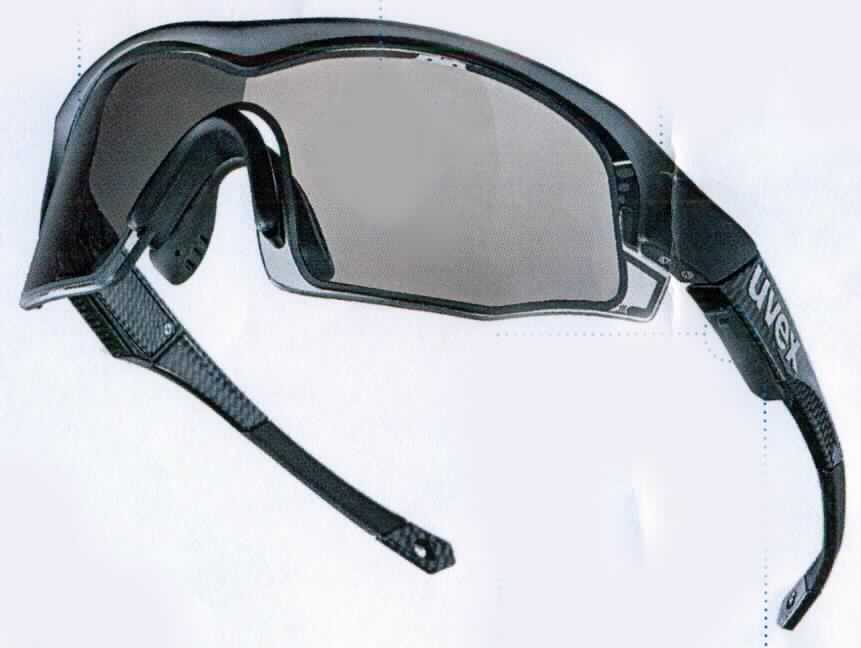 Sog. "Sonnenbrille - uvex variotronic, Mat. Nr. S531948 & S530949", im Wesentlichen bestehend aus einer Brillenfassung aus Kunststoff, Kunststoffgläsern mit UV-Filter, anpassbaren Soft Nasenpads und anpassbaren Softbügeln (äußere Form: siehe Abbildung in der Anlage). Auf dem linken Brillenbügel befindet sich die Aufschrift "UVEX", darunter ein ON-OFF-AUTOMATIC-Knopf mit einem USB-Akku. Durch Aktivieren des ON- oder AUTOMATIC- Knopfes passt sich die Polycarbonat-Scheibe (PC-Scheibe) manuell, bzw. automatisch in 0,1 Sekunden den Lichtverhältnissen an. Dabei wird ein Laminat aus Flüssigkristallen auf einer PC Scheibe elektrochromatisch aktiviert, ein Sensor misst kontinuierlich die Lichtverhältnisse und ändert die Transmission von 64% (hell) auf 16% (dunkel). Der integrierte Lithium-Ionen Akku kann per USB wieder aufgeladen werden und hält bis zu 50 Stunden. Die Sonnenbrille ist als Sports Shield- oder in der für Mountainbiker optimierten Vollrahmenversion erhältlich und dient den Augen als Schutz, z.B. vor UV-Strahlung, Fahrtwind, Insekten und Staub.

Die Ware wird als "Sonnenbrille, nicht mit optisch bearbeiteten Gläsern, mit Brillengläsern aus Kunststoffen" eingereiht.