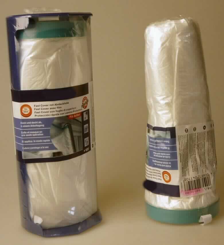 Angaben des Antragstellers:
Fast Cover mit Abdeckfolie (mit Kunststoff-Abrollgehäuse) für den Außenbereich. Abdeckfolie mit selbstklebenden Randstreifen.
Fast Cover Ersatzrolle mit Abdeckfolie. Abdeckfolie mit selbstklebenden Randstreifen.

Untersuchungsergebnis an Warenmustern:
Zwei transparente, trübe, farblose Kunststofffolie aus Polyethylen (Breite: ca. 140 cm; Dicke: ca. 5 µm; Dichte: 0,94 g/cm³), an einem Rand mit einem türkisfarbenen, zur Hälfte selbstklebenden, gewebeverstärkten Kunststoffstreifen versehen (Breite: ca. 1,5 cm). Die Folie ist zusammengefaltet und aufgerollt auf eine Pappspule. Eine Spule befindet sich in einem blauen Kunststoffabroller mit Abreißkante (siehe Abbildung).

Befund:
Es liegt eine Warenzusammenstellung aus einer Kunststofffolie aus Polyethylen mit einem selbstklebenden Kunststoffstreifen und einem Kunststoffabroller vor. Der Charakter der Ware wird aufgrund des Umfangs und der Verwendung durch die Kunststofffolie bestimmt.