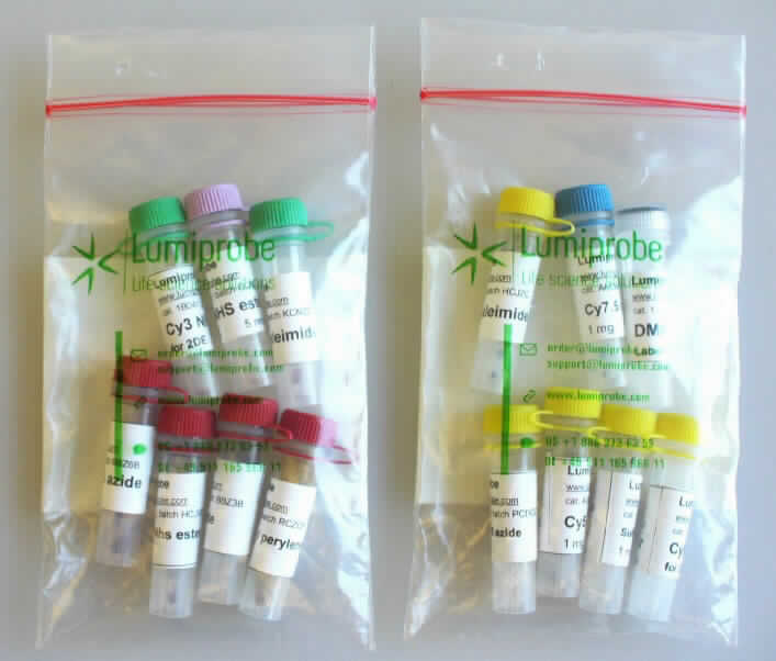 Angaben: 
Fluoreszenzfarbstoffe; als Pulver oder in Lösung aufgemacht als Einzelverkaufsaufmachung; verwendet in der Forschung (zur Fluoreszenzmarkierung von Biomolekülen wie z.B. Proteinen/Peptiden).

Warenbeschreibung:
13 unterschiedliche gefärbte, pulverförmige Feststoffe, verpackt in etikettierten Kunststofffläschen mit Inneneinsatz und Schraubverschluss.

Befund: 
Färbemittel, in Formen oder Packungen für den Einzelverkauf.