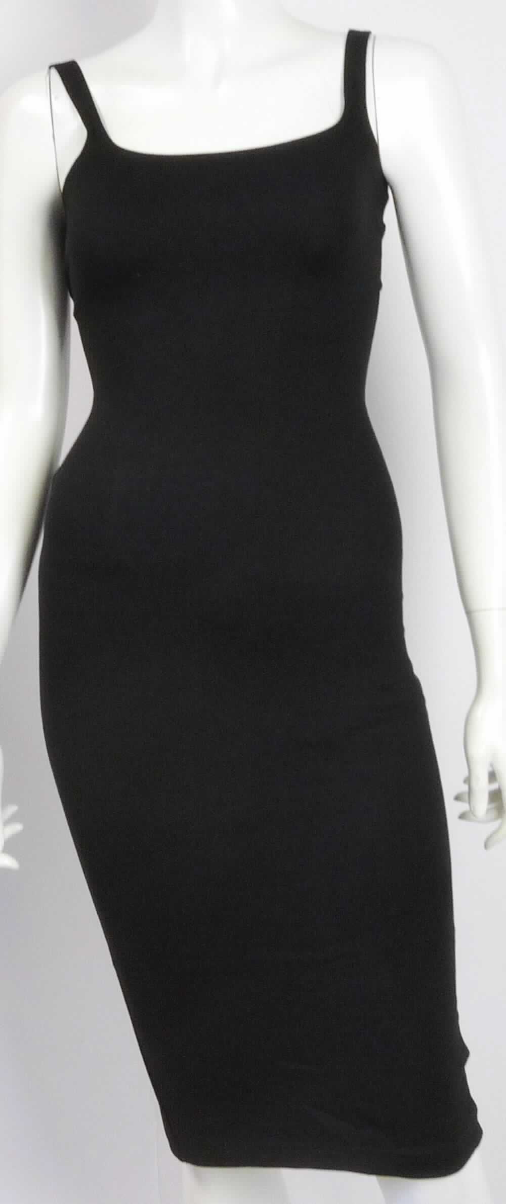 Kleid, sog. Strickkleid, Art. RSAPO306, Größe S, Foto siehe Anlage,
- aus ca. 0,8 mm dicken, einfarbigen Gewirken aus laut Antrag 60 % Viskose (künstliche Chemiefasern),
  35 % Nylon und 5 % Elasthan (beides synthetische Chemiefasern), 
- über die Knie reichend (Rückenlänge: ca. 102 cm),
- mit einem runden Halsausschnitt,
- mit ca. 3 cm breiten Schulterträgern,
- ohne Öffnung und ohne Verschluss,
- am unteren Rand durch Umschlagen und Festnähen gesäumt; hinten mit einem ca. 17 cm hochreichenden Schlitz,
- kann aufgrund der Länge ohne ein weiteres, den Unterkörper bedeckendes Kleidungsstück getragen werden.

"Kleid, aus Gewirken, für Frauen, aus künstlichen Chemiefasern"