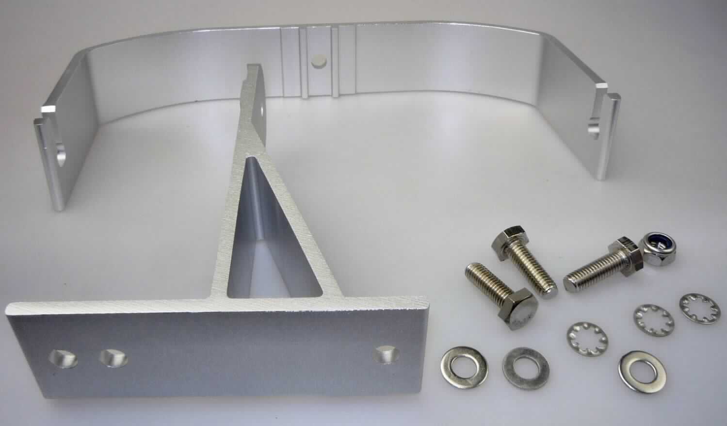 Sog. Anbausatz Befestigung Warndarmset, s. Foto, im Wesentlichen bestehend aus einer noch nicht zusammengesetzten Halterung als Aluminium in Form eines entsprechend seiner Verwendung geformten Winkels mit vier Befestigungslochungen und einem Bügel, der an der Oberseite eine Lochung und an den Seiten jeweils eine Aussparung aufweist. Die Erzeugnisse werden mittels Schraube und Mutter miteinander verschraubt und dienen zur Befestigung von Scheinwerfern z. B. an der Wand.
Hinweise auf Handfertigung liegen nicht vor.
Der Anbausatz ist in einem Pappkarton aufgemacht.

Die Ware ist als "Teil für einen Beleuchtungskörper, anderweit weder genannt noch inbegriffen, aus Metall, nicht für zivile Luftfahrzeuge, nicht handgearbeitet" einzureihen.