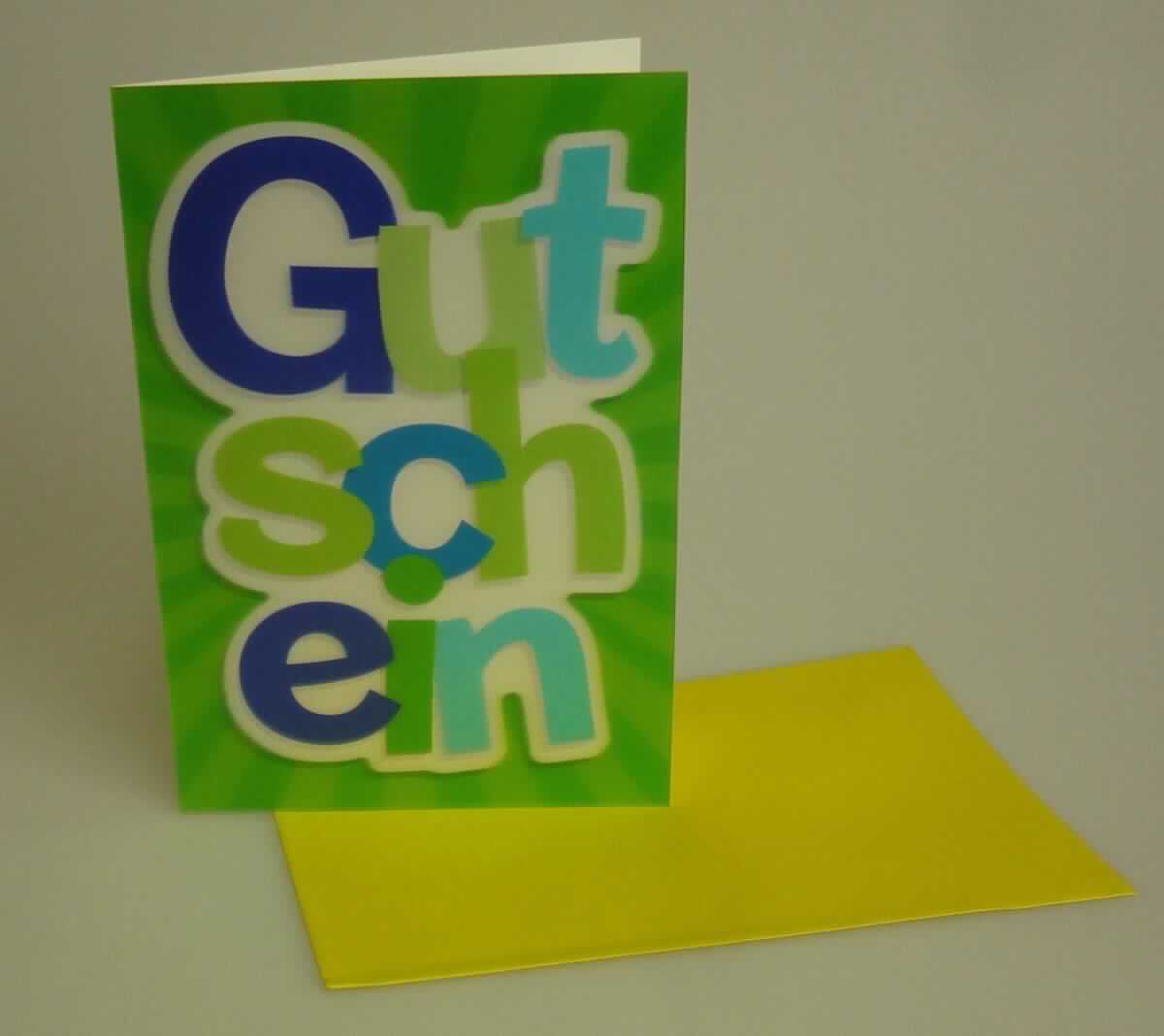 Bei dem vorgelegten, als "Grußkarte mit 3D-Effekt" bezeichneten Warenmuster handelt es sich um eine Warenzusammenstellung, bestehend aus einer Klappkarte aus Kartonpapier (Format etwa 23 x 17 cm, einmal auf etwa 11,5 x 17 cm gefalzt) und einem passenden, gelben Briefumschlag. 
Die Vorderseite der Karte ist vollflächig mit einer Lentikularfolie beklebt, die aus einer etwa 0,6 mm starken transparenten Kunststoffplatte mit eingebettetem Prismenraster besteht. Die Rückseite der Platte ist mit einer Kunststofffolie beklebt, deren der Lentikularfolie zugewandten Seite plakativ mit dem Wort "Gutschein" farbig bedruckt ist. Durch die Lentikularfolie wird beim Betrachter die Illusion erzeugt, ein dreidimensionales (räumliches) Bild zu betrachten. Die Rückseite der Klappkarte ist mit dem Firmenlogo der Antragstellerin, deren Kontaktdaten sowie der Artikel-Nr. und einem GTIN-Strichcode bedruckt. Die nicht bedruckten Innenseiten der Klappkarte sind dazu bestimmt, beschrieben zu werden.
Die Klappkarte ist gemeinsam mit dem Briefumschlag in einer klarsichtigen Kunststofffolie, die mit einem bedruckten Etikett beklebt ist, für den Einzelverkauf aufgemacht.

Abbildung siehe Anlage.

Derartige Waren gehören als "Kartenbriefe, Postkarten (ohne Bilder) und Korrespondenzkarten" zum TARIC-Code 4817 20 00 00, da es sich zolltarifrechtlich um eine Warenzusammenstellung in Aufmachung für den Einzelverkauf handelt, deren wesentlicher Charakter nach der Bedeutung für die Verwendung durch die Klappkarte bestimmt wird, bei der es sich zolltarifrechtlich um eine aus verschiedenen Bestandteilen zusammengesetzte Ware handelt, deren wesentlicher Charakter nach der Bedeutung für die Verwendung durch die Klappkarte bestimmt wird.