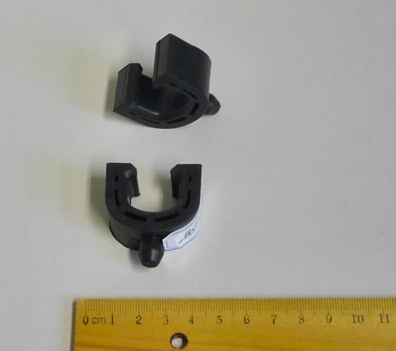 Angaben des Antragstellers: 
Damping device / Dämpfungselement
Verwendungszweck: Teil für das Luftfiltersystem im Auto
Material: EPDM-Kautschuk

Untersuchungsergebnisse an Warenmustern:
U-förmige, an der Unterseite mit einem noppenartigen Fortsatz versehene Formteile (Abmessungen: ca. 3,8 x 4,0 x 2,0 cm) aus einem schwarzen, elastischen Material.

Befund:
Es liegt ein Formteil aus Weichkautschuk von der für Kraftfahrzeuge der Positionen 8701 bis 8705 bestimmten Art im Sinne der Unterposition (KN) 4016 9957 vor.