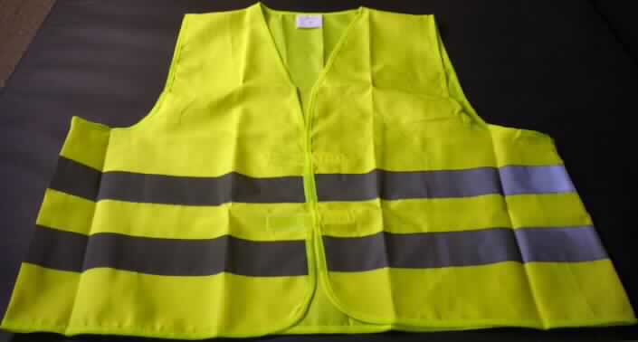 Weste, sog. Warnweste, in Erwachsenengröße, Foto siehe Anlage, 
- in einem Polybeutel mit einem bedruckten Papiereinleger aufgemacht,
- aus 0,1 mm dicken, signalfarbenen (gelb) Geweben aus lt. Etikett 100 % Polyester (synthetische Chemiefasern), 
- ungefüttert,
- bis über die Taille reichend (Rückenlänge: 64 cm),
- mit einem halsfernen, V-förmigen Halsausschnitt,
- vorn mit einer durchgehenden Öffnung, die mit zwei Klettriegeln von links über rechts geschlossen werden
  kann (Männerkleidung),
- ärmellos,
- im Vorder- und Rückenteil mit aufgenähten, etwa 5 cm breiten, reflektierenden Streifen aus Geweben,
- alle Ränder sind mit schmalen Streifen aus Gewirken eingefasst,
- aufgrund der Farbe und der reflektierenden Streifen wird die Ware als Warnschutzkleidung getragen.


"Andere Kleidung (Weste) für Männer, aus Geweben, aus Chemiefasern, keine Arbeits- und Berufskleidung"