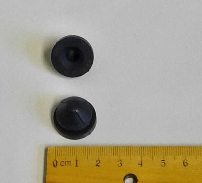 Angaben des Antragstellers: 
Buffer / Puffer
Verwendungszweck: Fixierung des Abgassystems im Auto
Material: EPDM-Kautschuk

Untersuchungsergebnisse an Warenmustern:
Runde, kegelartige, hohle Formteile (Durchmesser: ca. 2 cm; Höhe: ca. 1,5 cm) aus einem schwarzen, elastischen Material. Die Formteile sind mit einer umlaufenden Nut versehen.

Befund:
Es liegt ein Formteil aus Weichkautschuk von der für Kraftfahrzeuge der Positionen 8701 bis 8705 bestimmten Art im Sinne der Unterposition (KN) 4016 9957 vor.