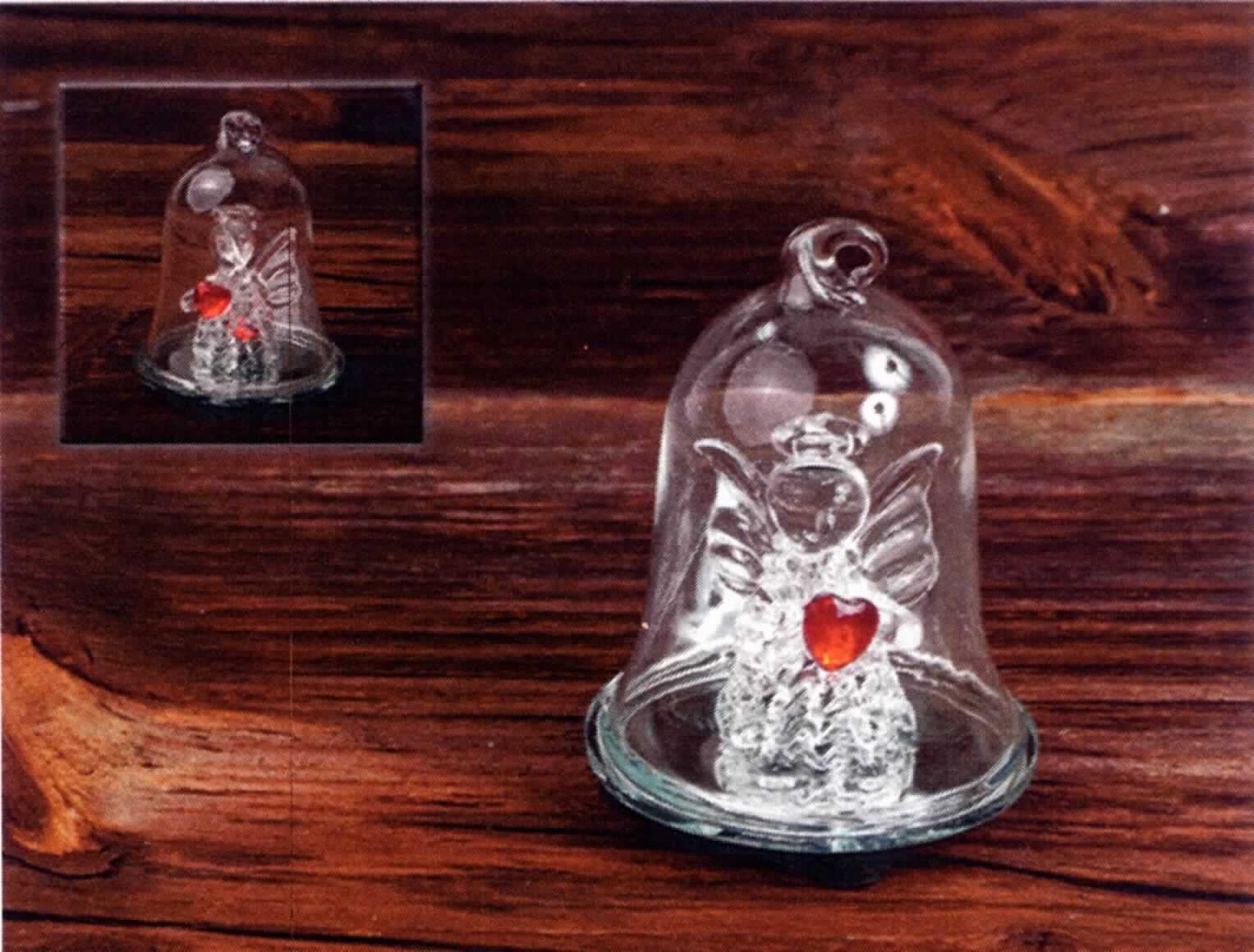 Ziergegenstand aus lampengeblasenem Glas, sog. Engel Glas in Glocke mit LED (Art. 31630), Foto siehe Anlage,
aus verschiedenen Bestandteilen zusammengesetzte Ware, bestehend aus:
- einer Glocke aus klarsichtigem, gewöhnlichem Glas (laut Antrag),
- - am oberen Ende mit einer aus dem Glas gezogenen Öse, durch die eine Aufhängeschlaufe gezogen ist,
- einem im Inneren der Kugel eingesetzten Engel mit Heiligenschein aus lampengeblasenem Glas (laut Antrag),
- - ein rotes Herz in beiden Händen haltend,
- einer runden, verspiegelten Standfläche aus Glas,
- - mit drei Stellfüßen aus geschäumtem Kunststoff,
- einem elektrischen Beleuchtungskörper, bestehend aus
- - einer in den Engel eingesetzten Leuchtdiode (LED) mit Farbwechselfunktion,
- - batteriebetrieben, mit einem im Sockel integrierten Batteriefach mit drei Knopfzellen,
- mit einer Höhe von ca. 8 cm,
- stellt sich insgesamt nicht als elektrischer Beleuchtungskörper der Position 9405 dar, da die Ware nicht der
  Erhellung der Umgebung dient, sondern die Beleuchtung lediglich die Zierwirkung der Ware erhöht,
- der Engel aus lampengeblasenem Glas bestimmt nach seiner Bedeutung in Bezug auf die Verwendung als
  Ziergegenstand den wesentlichen Charakter der zusammengesetzten Ware,
- keine Einreihung als Festartikel in die Position 9505, da es sich aufgrund der neutralen Haltung der Engelsfigur 
  (keine betende Haltung, keine weihnachtlichen Symbole, keine Verkündigung mit Instrumenten oder erkennbares,
  offensichtliches Singen) nicht um einen Weihnachtsengel handelt und damit um keinen Gegenstand, der aufgrund 
  althergebrachter nationaler Traditionen als ein in der Weihnachtszeit verwendeter Artikel angesehen wird und
  darüber hinaus es sich aufgrund der Standfläche um keinen Dekorationsartikel für Weihnachtsbäume handelt,
- laut Antrag verpackt in Verkaufseinheiten mit 1 Stück im Karton, 6 x 1 Stück im Innenkarton und 8 x 6 Stück im
  Umkarton.

"Zier- und Fantasiegegenstand aus lampengeblasenem (gesponnenem) Glas"