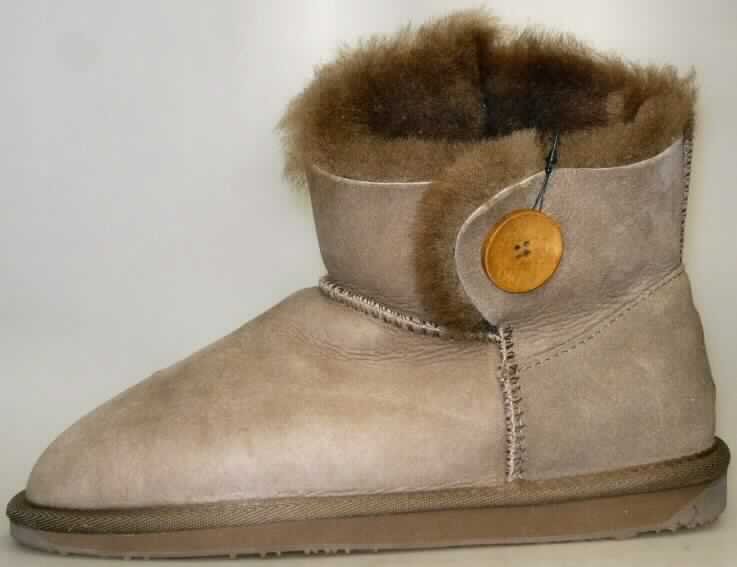 Stiefel (lt. Antrag: "Frauenschuh, Art. W10951, Valery mini", Foto siehe Anlage) 
- mit Laufsohlen aus Kautschuk,
- mit Oberteil aus Pelzfell,
- auf das Oberteil sind im Fersenbereich Stücke aus Leder als Verstärkungsteile aufgesetzt,
- seitlich mit einem Knopf verziert

"Schuhe mit Laufsohlen aus Kautschuk und Oberteil aus Pelzfell"