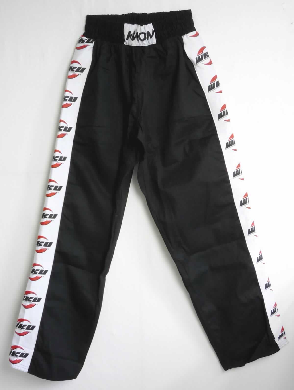 Lange Hose, sog. Hose mit WKU Logo-Seitenstreifen, Art. 2065, Größe 3/160 (~S/M), Foto siehe Anlage,
- aus ca. 0,5 mm dicken, einfarbigen Geweben aus laut Antrag 100 % Baumwolle,
- in der Taille abschließend, mit einem ca. 7 cm breiten, elastischen Taillenbund mit Tunnelzug, vorn mit einem 
  aufgenähten Etikett mit eingewebtem Firmenlogo,
- ohne Öffnung und ohne Verschluss,
- ohne Hinweise auf den Trägerkreis (unisex),
- mit knöchellangen Hosenbeinen; seitlich entlang der Hosenbeine mit einem aufgenähten Streifen mit dem sich
  fortlaufend wiederholenden, eingewebten Logo der "WKU",
- an den Beinabschlüssen durch Umschlagen und Festnähen gesäumt,
- keine Arbeits- und Berufskleidung.

"Lange Hose, aus Geweben, für Frauen, aus Baumwolle, andere als in den Unterpositionen 6204 6211 bis
 6204 6233 genannte, nicht nach dem Batik-Verfahren handbedruckt"