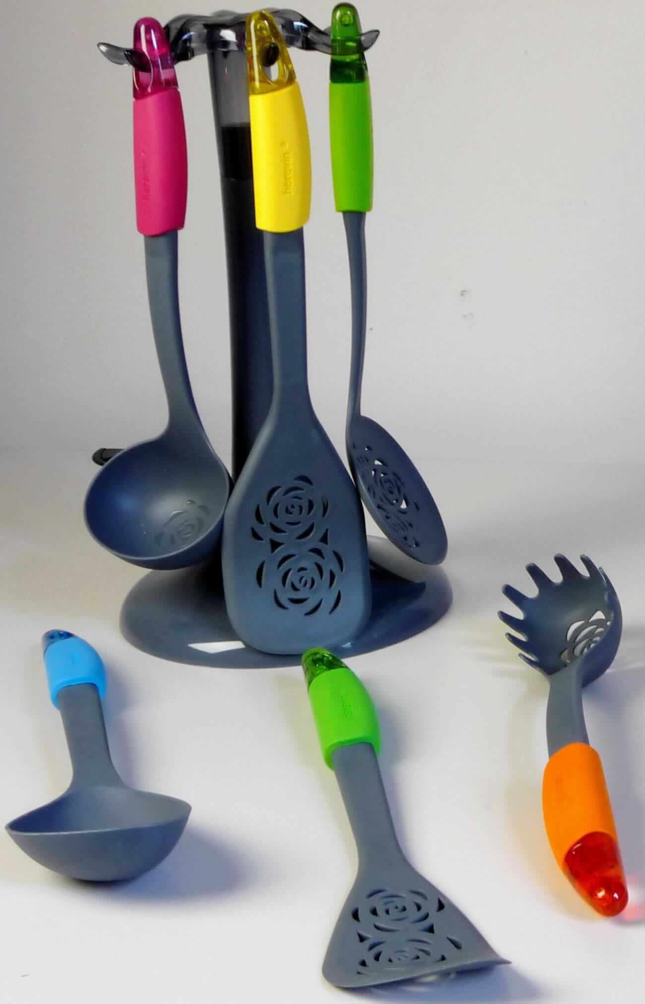 Es handelt es sich um einen Haushaltsartikel in Form einer Suppenkelle, einem Schaumlöffel, einem Servierlöffel, einer Spaghettikralle und zwei Pfannenwendern.

Sie bestehen aus Polyamid enthaltenden Kunststoffen im Sinne der Anmerkung 1 zu Kapitel 39 und sind zur Verwendung in der Küche bei der Speisenzubereitung bestimmt. 

Die Küchenwerkzeuge sind gemeinsam mit einem Ständer aus Kunststoffen in einem bunt bedruckten Pappkarton aufgemacht. 

Derartige Waren sind als "Haushaltsartikel aus Kunststoffen, Polyamid enthaltende Küchenartikel, andere als mit Herkunft in China bzw. Hongkong" einzureihen.