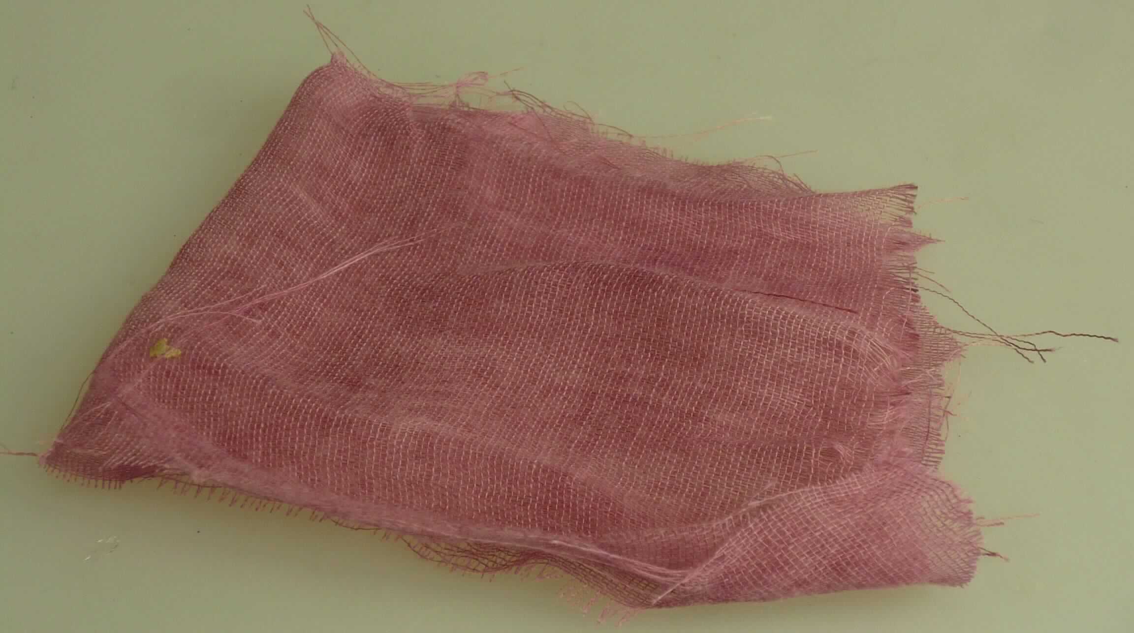Gewebe, sog. Gaze Band, Art. 195225, Foto siehe Anlage,  
- als Meterware; laut Antrag mit einer Länge von 3 m und einer Breite von 7,5 cm,
- aus Garnen aus synthetischen Spinnfasern aus laut Antrag 100 % Polyester,
- augenscheinlich gefärbt,
- in Leinwandbindung,
- stellt sich als Flächenerzeugnis dar, damit keine Ware der Position 5609.

"Gewebe aus synthetischen Spinnfasern, mit einem Anteil an diesen Spinnfasern von mehr als 85 GHT, 
 mit einem Anteil an Polyester-Spinnfasern von mehr als 85 GHT, gefärbt"