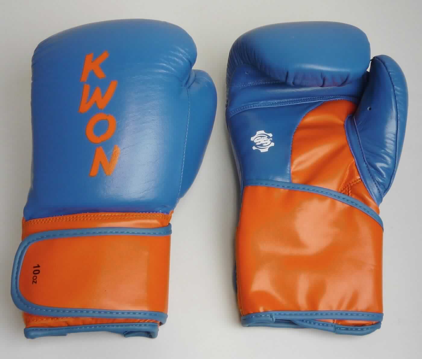 Spezialsporthandschuhe, sog. Boxhandschuhe "Super Champ", Art.-Nr. 4003110, Foto siehe Anlage,
- Fausthandschuhe (Paar) mit ausgearbeitetem Daumen,
- überwiegend aus Leder (laut Untersuchungsergebnis),
- im Bereich des Handgelenks und an einem schmalen Streifen im Innenhandbereich aus einseitig (Außenseite) 
  mit Zellkunststoff überzogenen Gewirken der Position 5903 (laut Untersuchungsergebnis),
- im Bereich des Handrückens, der Finger und des Daumens mit einem vorgeformten Polster aus 
  Schaumkunststoff ausgestattet,
- das Leder bestimmt nach dem Gesamteindruck und seiner Bedeutung in Bezug auf die Verwendung 
  den wesentlichen Charakter der Boxhandschuhe,
- mit einem eingearbeiteten Griffsteg, wodurch die Handschuhe im Bereich der Finger und des Daumens
  zur Handinnenfläche angewinkelt sind (kennzeichnet die Handschuhe als Spezialsporthandschuhe),
- im Bereich des Handgelenks mit einem fast vollständig umlaufenden Klettverschluss versehen,
- zur Verwendung als Boxhandschuhe im Kick- und Thaiboxwettkampf vorgesehen,
- keine Einreihung in die Position 9506, da Handschuhe vom Kapitel 95 ausgenommen sind.

"Bekleidungszubehör aus Leder, Fausthandschuhe, Spezialsporthandschuhe"