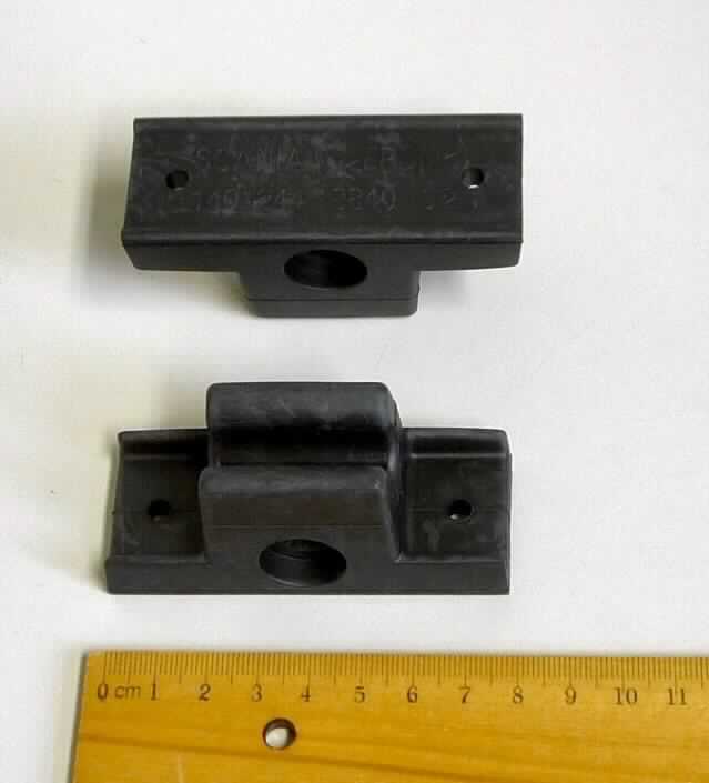 Angaben des Antragstellers: 
Upper Bushing / Buchse
Verwendungszweck: Das Teil dient zum Fixieren in den Lampenschutzgittern im Auto
Material: EPDM-Kautschuk

Untersuchungsergebnisse an Warenmustern:
T-förmige Formteile mit drei Bohrungen (Abmessungen: ca. 8,0 x 3,0 x 3,8 cm) aus einem schwarzen, elastischen Material.

Befund:
Es liegt ein Formteil aus Weichkautschuk von der für Kraftfahrzeuge der Positionen 8701 bis 8705 bestimmten Art im Sinne der Unterposition (KN) 4016 9957 vor.