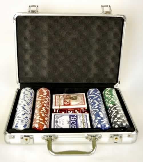 Es handelt sich um ein Gesellschaftsspiel für mindestens 2 Spieler, bestehend aus
- 2 sog. "Pokerspielkartendecks" (2 Kartenspiele aus jeweils 52 Karten),
- insgesamt 200 runden Spielchips aus Kunststoff (50 in der Farbe Weiß, 50 in der Farbe Rot, 50 in der Farbe Blau, 25 in der Farbe Grün und 25 in der Farbe Schwarz),
- einem Kunststoffchip mit der Aufschrift "DEALER" und
- fünf roten Kunststoffwürfeln.

Das Set ist in einem Aluminiumkoffer, ausgestattet mit 2 Schlössern und einem Tragegriff, mit passgenauen Aussparungen für die einzelnen Spielbestandteile aufgemacht und in einem Pappkarton verpackt.

Mit Hilfe der Spielchips können die Spieleinsätze und die Gewinnermittlung beim Pokerspiel erfolgen.

Die Ware ist als "anderes als zuvor von der Position 9504 erfasstes Gesellschaftsspiel" einzureihen.
