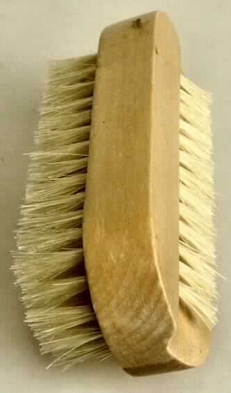 Es handelt sich um eine Nagelbürste (s. Foto) mit einer Fassung aus Holz. Auf der einen Seite sind Borstenbüschel in sechs Reihen gerade eingezogen. auf der anderen Seite sind dreizehn Borstenbüschel in einer Reihe schräg eingezogen. Maße der Bürste: ca. 9,5cm x 3,5cm x 3cm (L x B x H).
Die Ware ist als "Nagelbürste" einzureihen.
