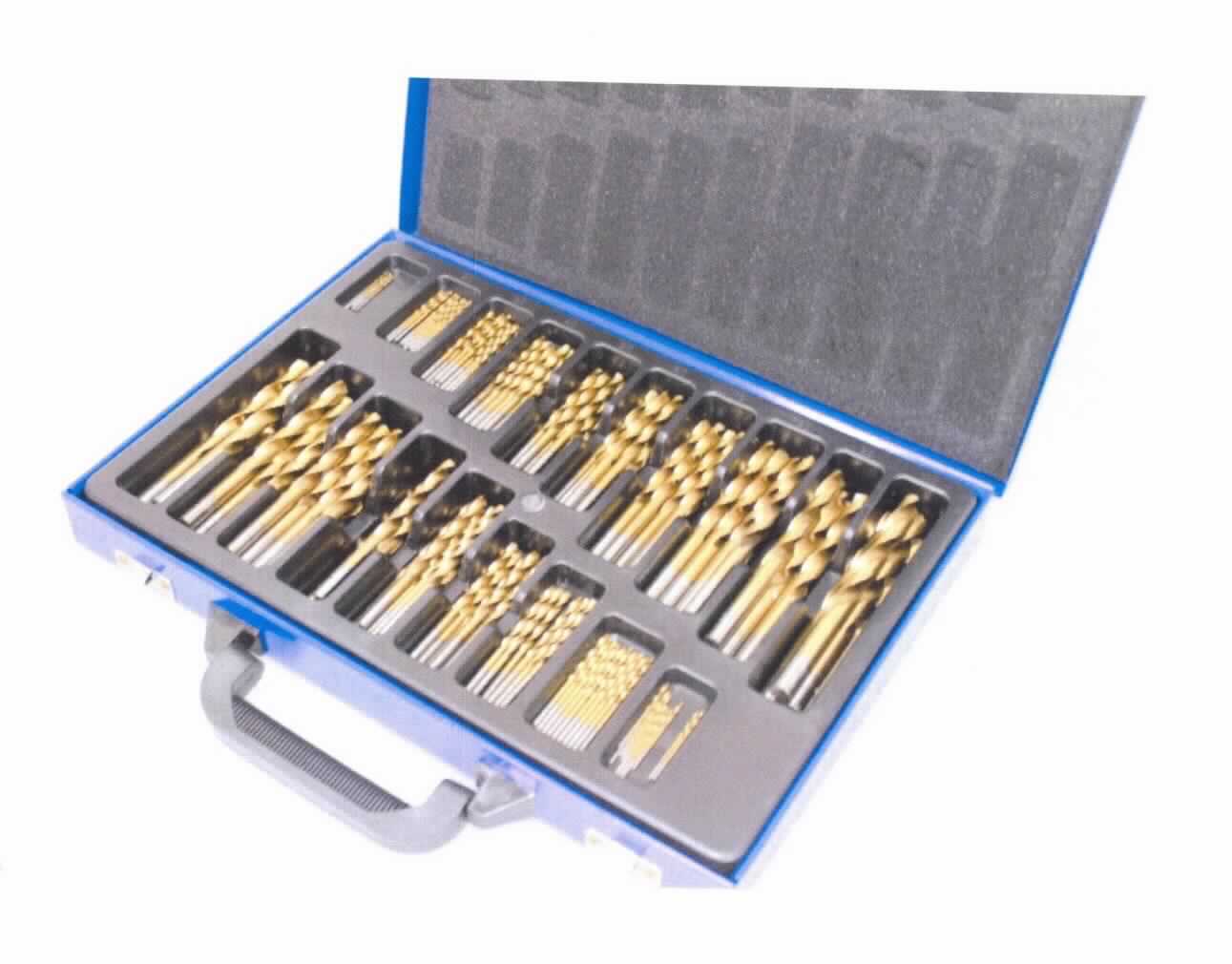 "Spiralbohrer Set";

- Set, bestehend aus 170 Spiralbohrern, in verschiedenen Größen (10 x 1,0 mm, 10 x 1,5 mm, 
  10 x 2,0 mm, 10 x 2,5 mm, 10 x 3,0 mm, 10 x 3,5 mm, 10 x 4,0 mm, 10 x 4,5 mm, 10 x 5,0 mm, 
  10 x 5,5 mm, 10 x 6,0 mm, 10 x 6,5 mm, 10 x 7,0 mm, 10 x 7,5 mm, 10 x 8,0 mm, 5 x 8,5 mm, 
  5 x 9,00 mm, 5 x 9,5 mm, 5 x 10,0 mm) aus Schnellarbeitsstahl (HSS) mit einer Beschichtung aus 
  Titannitrid (als Verschleißschutz)

- zum Bearbeiten von Werkstoffen mit einer Festigkeit bis ca. 900 N/mm², wie z.B. Stahl, Stahlguß,
  Gußeisen, NE-Metalle, Kunststoffe, Weich- und Hartholz und Sintermetalle

- zur Verwendung als auswechselbare Werkzeuge in mechanischen Handwerkzeugen oder 
  Werkzeugmaschinen

- aufgemacht in einem Metallkoffer, speziell gestaltet zur Aufnahme der Werkzeuge
  und zum dauernden Gebrauch geeignet

Abbildung siehe Anlage.

Derartige Erzeugnisse gehören als "auswechselbare Werkzeuge (Bohrwerkzeuge) zur 
Verwendung in mechanischen Handwerkzeugen oder Werkzeugmaschinen, für die 
Metallbearbeitung, mit arbeitendem Teil aus Schnellarbeitsstahl" zur Codenummer
8207 5060 00 0 des Zolltarifs (ZT).