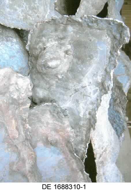 Ferronickel

Bei der Ware handelt es sich um grob gegossene metallische Blöcke mit unregelmäßiger, fehlerhafter Oberfläche mit Anhaftungen von Schlacke und Formsand. Laut Analyse enthält das Material folgende Zusammensetzung: ca. 80 % Eisen, ca. 18 % Nickel, ca. 0,01 % Kohlenstoff.
Nach dem äußeren Erscheinungsbild und der chemischen Zusammensetzung handelt es sich zolltariflich um eine Ferrolegierung, hier Ferronickel.