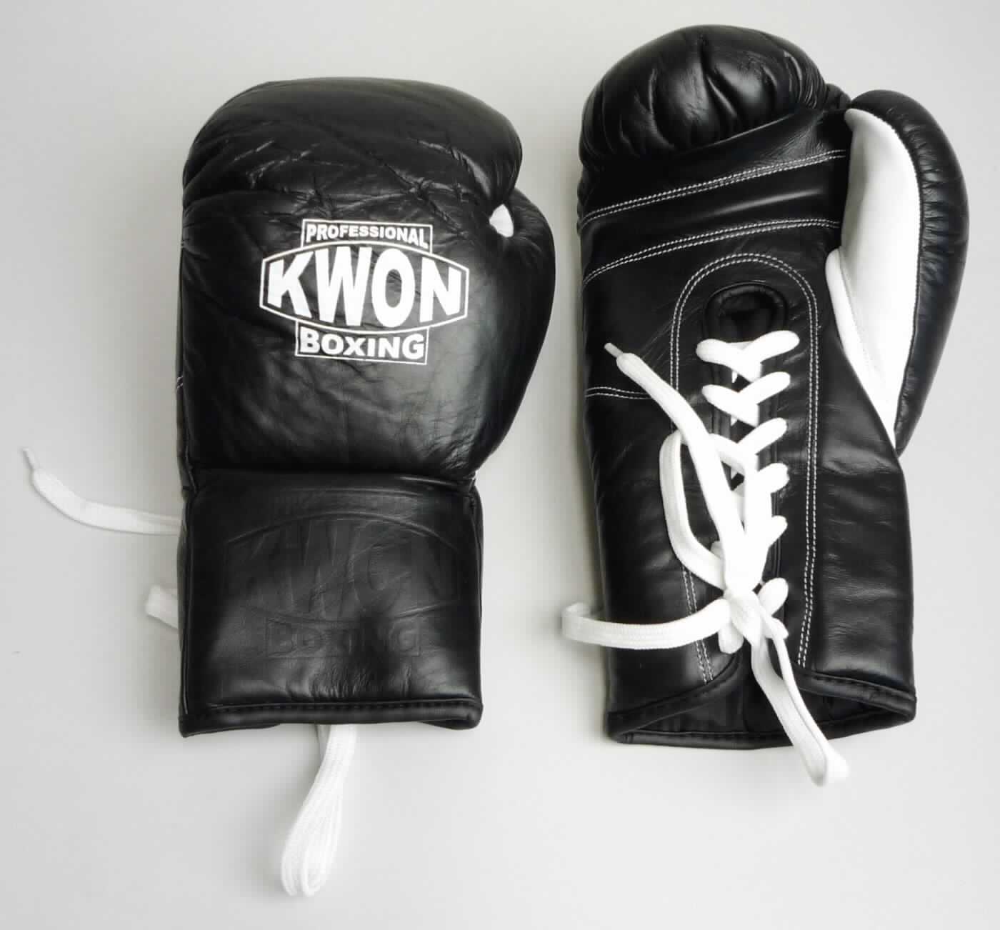 Spezialsporthandschuhe, sog. Professional Boxing Handschuhe, Art.-Nr. 4004408, Foto siehe Anlage,
- Fausthandschuhe (Paar) mit ausgearbeitetem Daumen,
- aus Leder (laut Antrag),
- im Bereich des Handrückens, der Finger und des Daumens mit einem vorgeformten Polster aus 
  Schaumkunststoff ausgestattet,
- das Leder bestimmt nach dem Gesamteindruck und seiner Bedeutung in Bezug auf die Verwendung 
  den wesentlichen Charakter der Boxhandschuhe,
- mit einem eingearbeiteten Griffsteg, wodurch die Handschuhe im Bereich der Finger und des Daumens
  zur Handinnenfläche angewinkelt sind (kennzeichnet die Handschuhe als Spezialsporthandschuhe),
- im Bereich des Handgelenks mit einer bis zur Innenhand reichenden V-förmigen Einstiegsöffnung sowie 
  einem Schnürband als Verengung versehen,
- zur Verwendung als Boxhandschuhe vorgesehen,
- keine Einreihung in die Position 9506, da Handschuhe vom Kapitel 95 ausgenommen sind.

"Bekleidungszubehör aus Leder, Fausthandschuhe, Spezialsporthandschuhe"