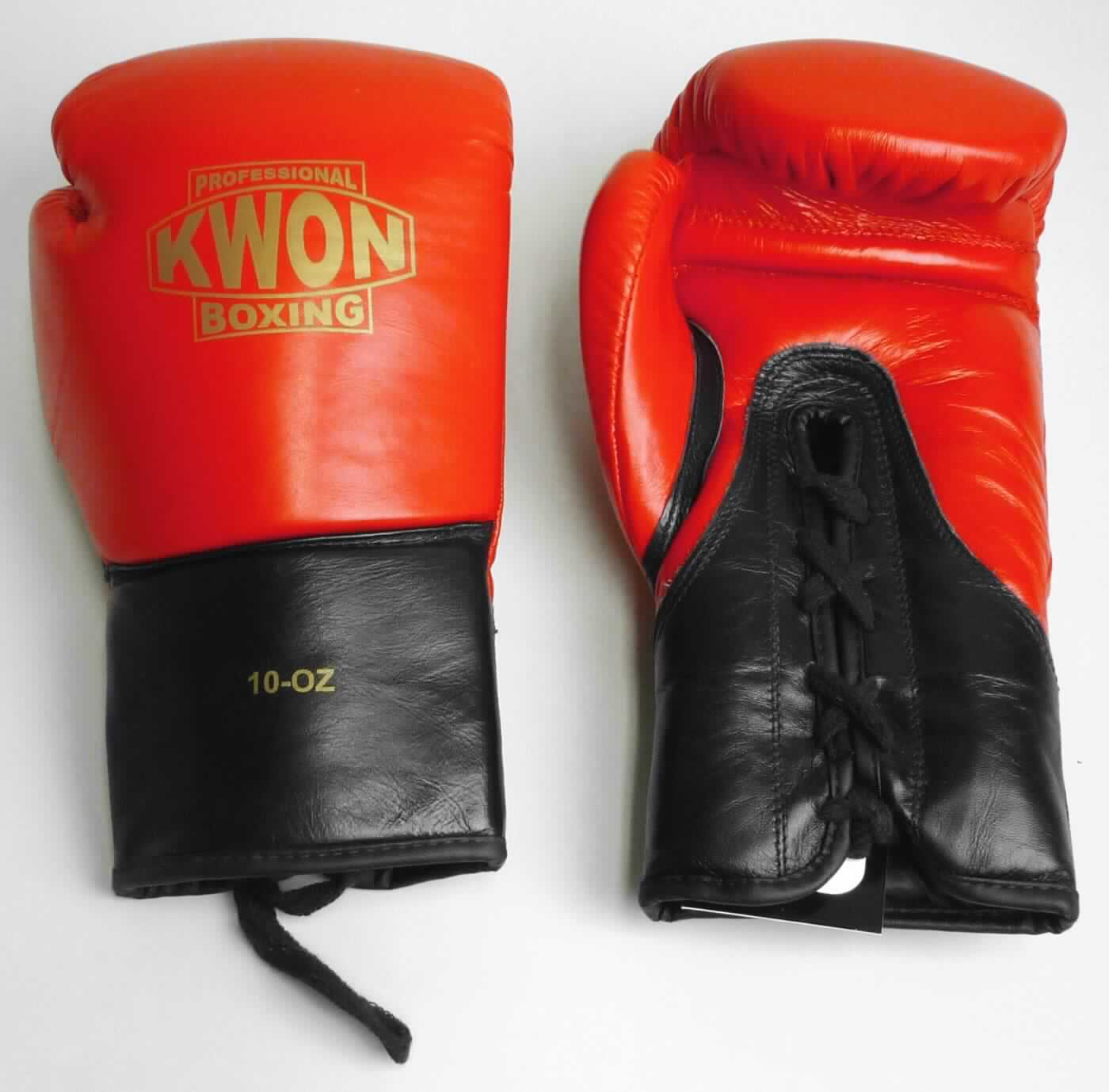 Spezialsporthandschuhe, sog. Boxhandschuhe "Tournament", Art.-Nr. 4002910, Foto siehe Anlage,
- Fausthandschuhe (Paar) mit ausgearbeitetem Daumen,
- aus Leder (laut Antrag),
- im Bereich des Handrückens, der Finger und des Daumens mit einem vorgeformten Polster aus 
  Schaumkunststoff ausgestattet,
- das Leder bestimmt nach dem Gesamteindruck und seiner Bedeutung in Bezug auf die Verwendung 
  den wesentlichen Charakter der Boxhandschuhe,
- mit einem eingearbeiteten Griffsteg, wodurch die Handschuhe im Bereich der Finger und des Daumens
  zur Handinnenfläche angewinkelt sind (kennzeichnet die Handschuhe als Spezialsporthandschuhe),
- im Bereich des Handgelenks mit einer bis zur Innenhand reichenden V-förmigen Einstiegsöffnung sowie 
  einem Schnürband als Verengung versehen,
- zur Verwendung als Boxhandschuhe vorgesehen,
- keine Einreihung in die Position 9506, da Handschuhe vom Kapitel 95 ausgenommen sind.

"Bekleidungszubehör aus Leder, Fausthandschuhe, Spezialsporthandschuhe"