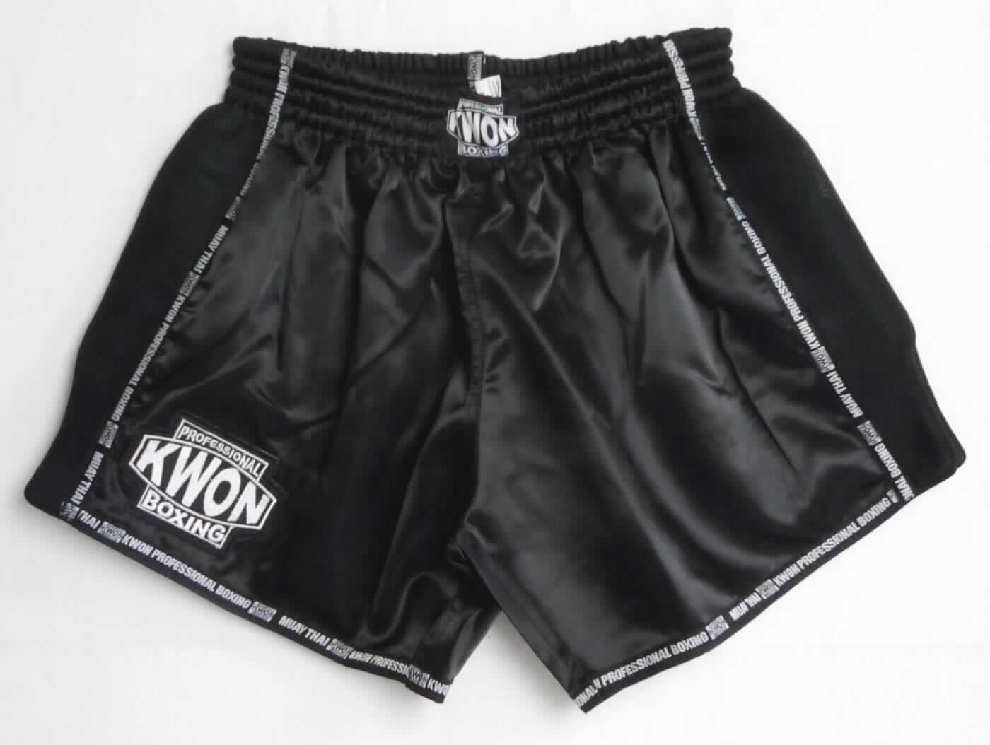Kurze Hose, sog. Evolution Box Muay Thai Short, Art. 20120, Größe M, Foto siehe Anlage,
- aus ca. 0,3 mm dicken, einfarbigen Geweben aus laut Antrag 100 % Polyester (synthetische Chemiefasern),
- in der Taille abschließend, mit einem ca. 4 cm breiten, elastischen Taillenbund mit Tunnelzug, vorn mit einem 
  aufgenähten Etikett mit eingewebtem Firmenlogo,
- ohne Öffnung und ohne Verschluss,
- ohne Hinweise auf den Trägerkreis (unisex),
- mit kurzen Hosenbeinen, die nicht die Knie bedecken (Seitenlänge: ca. 28 cm), 
- seitlich mit einem bis zu 20 cm breiten Besatz aus einem einfarbigen Abstandsgewirke sowie mit einer vom 
  unteren Rand ausgehenden, ca. 10 cm langen und ca. 3 cm breiten, annähernd rechteckigen Aussparung, 
- seitlich und am unteren Rand mit aufgenähten Bändern mit sich fortlaufend wiederholenden, eingewebten 
  Firmenlogos sowie in der Nähe des rechten Beinabschlusses mit einem aufgenähten Firmenlogo,
- an den Beinabschlüssen mit einem eingenähten Paspelband. 

"Kurze Hose, aus Geweben, für Frauen, aus synthetischen Chemiefasern, nicht nach dem Batik-Verfahren
 handbedruckt"