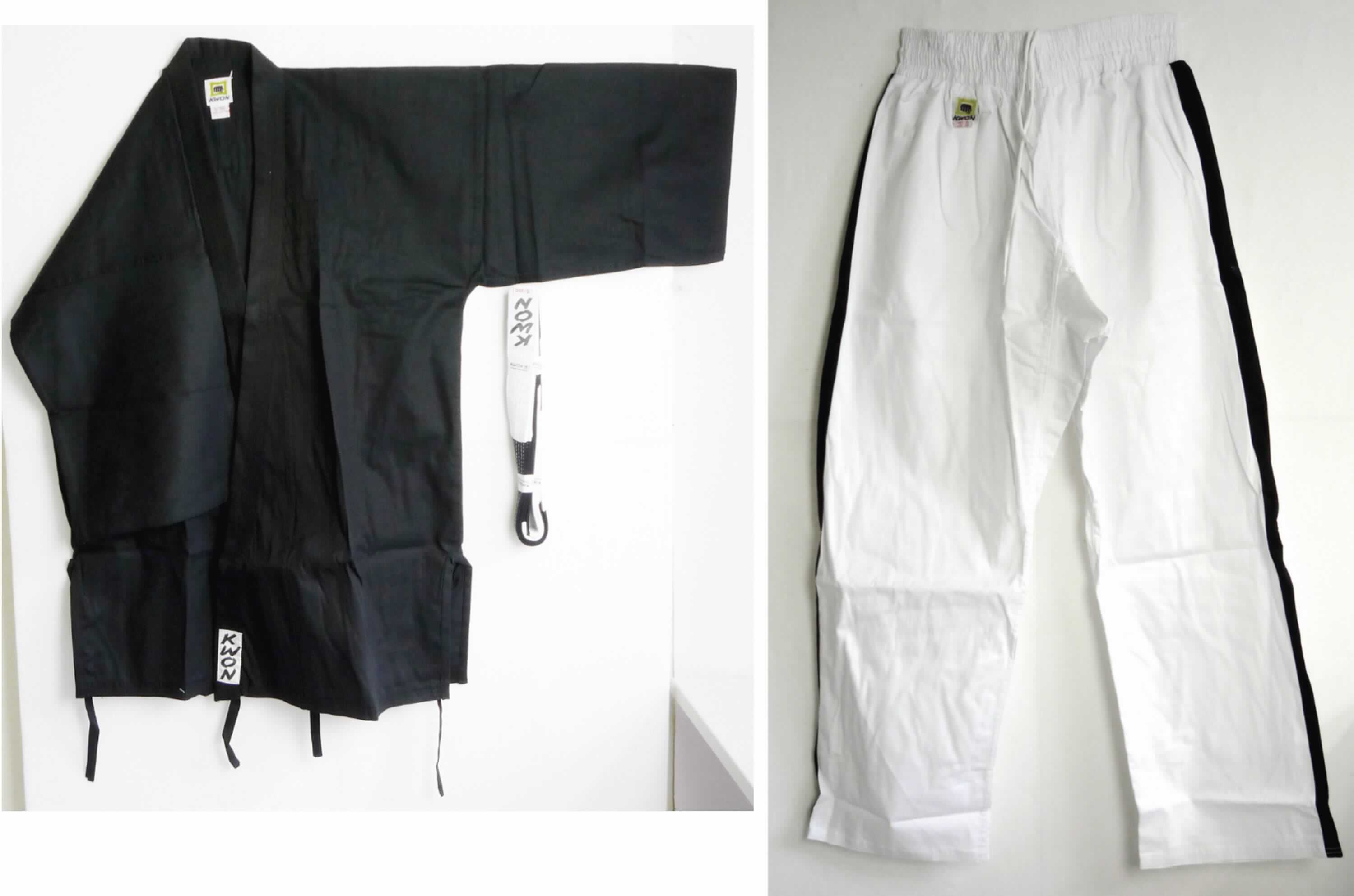 Kampfsportjacke, lange Hose und Bindegürtel, sog. Yoseikan Anzug, Art. 1132, Größe 5/190 (~ XL/XXL), Foto siehe Anlage,
- Jacke, Hose und Bindegürtel sind in einem Polybeutel verpackt,
- dreiteilige Zusammenstellung; weder eine Kombination noch ein Trainingsanzug, da das Oberteil über den 
  halben Oberschenkel hinausreicht und somit kein Kleidungsstück zum Bedecken des Oberkörpers darstellt,  
- getrennte Einreihung aller Bestandteile, da die Kleidungsstücke (Jacke und lange Hose) nicht zusammen in eine 
  (Unter-)Position eingereiht werden können,
- Kampfsportjacke:
-- aus ca. 0,5 mm dicken, einfarbigen (schwarz) Geweben aus laut Antrag 100 % Baumwolle, 
-- bis über den halben Oberschenkel reichend (Rückenlänge: ca. 92 cm), somit keine Jacke,
-- vorn mit einer durchgehenden Öffnung, die Öffnung mit einem ca. 5 cm breiten, mehrfach versteppten 
   Gewebezuschnitt eingefasst ist, 
-- mit einer Verschlussvorrichtung in Form von vier kurzen Bindebändern, die sowohl eine Überlappung von links
   über rechts, als auch eine Überlappung von recht über links bewirken; ohne Hinweise auf den Trägerkreis
   (unisex),
-- mit 3/4-langen Ärmeln,
-- auf der Randeinfassung des linken Vorderteils mit aufgenähtem Etikett mit eingewebtem Firmenlogo,
-- am unteren Rand gesäumt und mit ca. 21 cm hoch reichenden Seitenschlitzen,
-- u. a. aufgrund des Verwendungszwecks (Yoseikan) kein Mantel und keine Arbeits- und Berufskleidung.

"Kleidung, andere als in den Positionen 6201 bis 6210 genannte, aus Geweben, für Frauen, aus Baumwolle, 
 andere als in den Unterpositionen 6211 4210 bis 6211 4242 genannte"