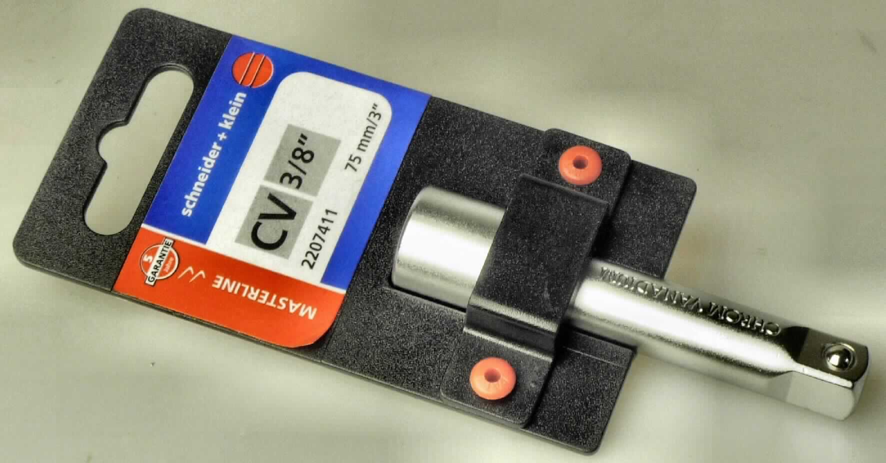 Verlängerung

- 75 mm lang, mit Innenvierkant und Außenvierkant (je 3/8"), aus Stahl

- zur Verwendung als Verbindungsteil zwischen Griff und auswechselbaren, handbetätigten 
  Steckschlüsseleinsätzen aus unedlem Metall im Vierkantsystem (Antragstellerangaben)

Die Verlängerung ist auf einem Kunststoffreiter zum Verkauf aufgemacht.

Abbildung siehe Anlage.

Derartige Erzeugnisse gehören als "Teile aus unedlen Metallen von auswechselbaren Steckschlüsseleinsätzen mit arbeitendem Teil aus unedlem Metall, auch mit Griff" zum TARIC-Code 8204 2000 00.