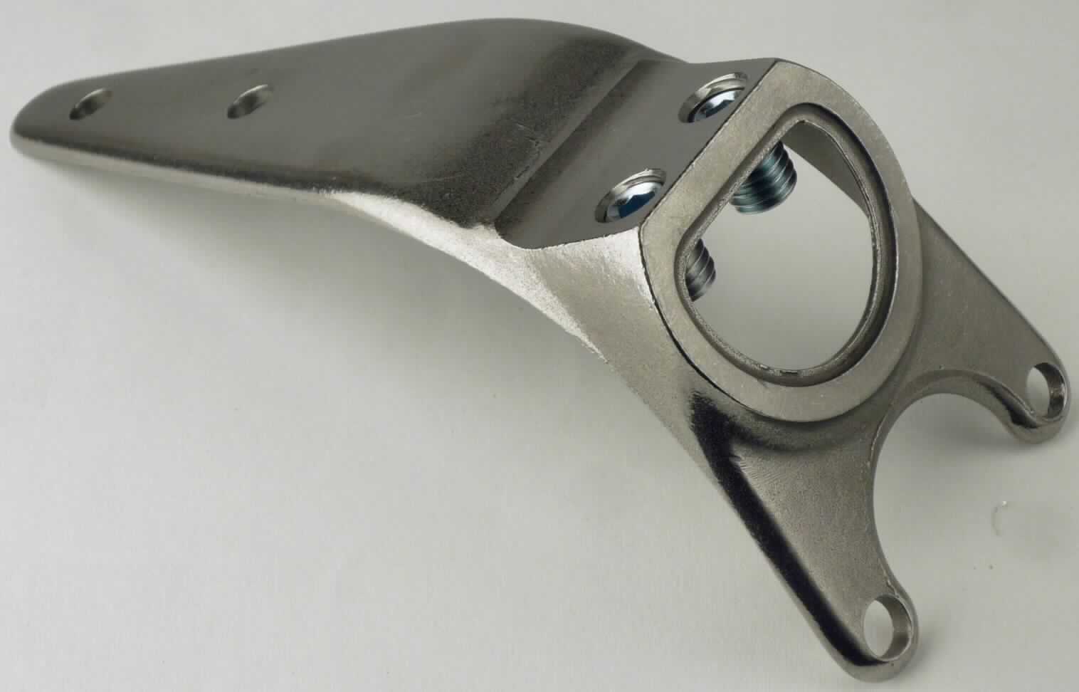 Sog. Eingussanker für Modular-Kniegelenk, Art.-Nr. 3A21/E1, bestehend aus einer spezifisch geformten, annähernd L-förmig gebogenen, konischen, massiven Vorrichtung aus Edelstahl, mit Abmessungen (L x B) von ca. 145 x max. 50 mm und einem Gewicht von 130 g, mit mehreren Aussparungen und zwei eingeschraubten Gewindestiften.
Äußere Form: siehe Abbildung in der Anlage.
Der Eingussanker wird auf das künstliche Modular-Kniegelenk (Art.-Nr. 3A21) geschraubt und stellt die Verbindung zwischen dem Kniegelenk und dem Oberschenkel Prothesenschaft (beides nicht Gegenstand dieser Auskunft) her. Dazu wird der aufgeschraubte Eingussanker in das Material des Oberschenkelschaftes eingegossen.

Die Ware, welche in einer Kunststofftüte verpackt ist, wird als "Teil, erkennbar hauptsächlich für ein künstliches Gelenk für Menschen (Modular-Kniegelenk) bestimmt, nicht von den Unterpositionen (KN) 9021 2110 bis 9021 2900 erfasst" eingereiht.