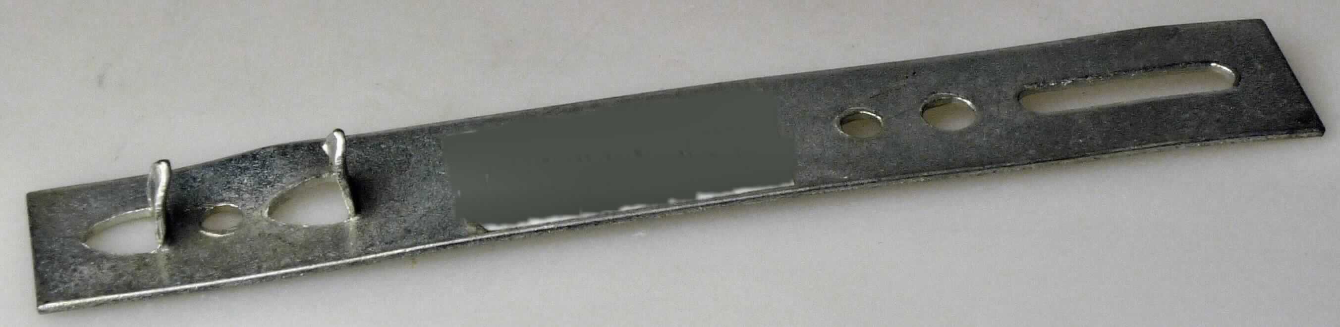 Es handelt sich um vollständig aus unedlem Metall gefertigte, rechteckige, flache Erzeugnisse, die mit spezifischen kreisrunden und länglichen Lochungen und an einer Seite mit zwei, nahezu dreieckig ausgestanzten und rechtwinklig abgebogenen "Krallen" ausgestattet sind.
Die Erzeugnisse dienen zur Montage von Holzfenstern im Mauerwerk, werden in den Fensterrahmen eingeschlagen und mit einer Schraube (nicht Gegenstand dieser vZTA) fixiert.
- Antragstellerangaben -
Länge: etwa 138 mm, Breite: etwa 20 mm.

Abbildung siehe Anlage.

Derartige Erzeugnisse gehören als "Beschläge aus unedlen Metallen für Fenster (Baubeschläge)" zum TARIC-Code 8302 4150 00.