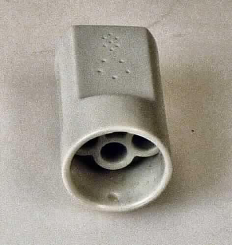 Duschdüse
- aus einem annähernd zylinderförmigen Kunststoffkörper mit mehreren kleinen
  Wasserauslassöffnungen sowie drei Wasserzulauföffnungen, mit einer Länge von ca.
  35 mm und einem Durchmesser von ca. 20 mm (Abbildung siehe Anlage),
- zur Verwendung als Düse in der Sprüheinheit eines elektro-mechanisch betriebenen
  Dusch-WCs.

"Teil, erkennbar ausschließlich für elektromechanische Haushaltsgeräte mit eingebautem
 Elektromotor bestimmt - sog. Duschdüse"