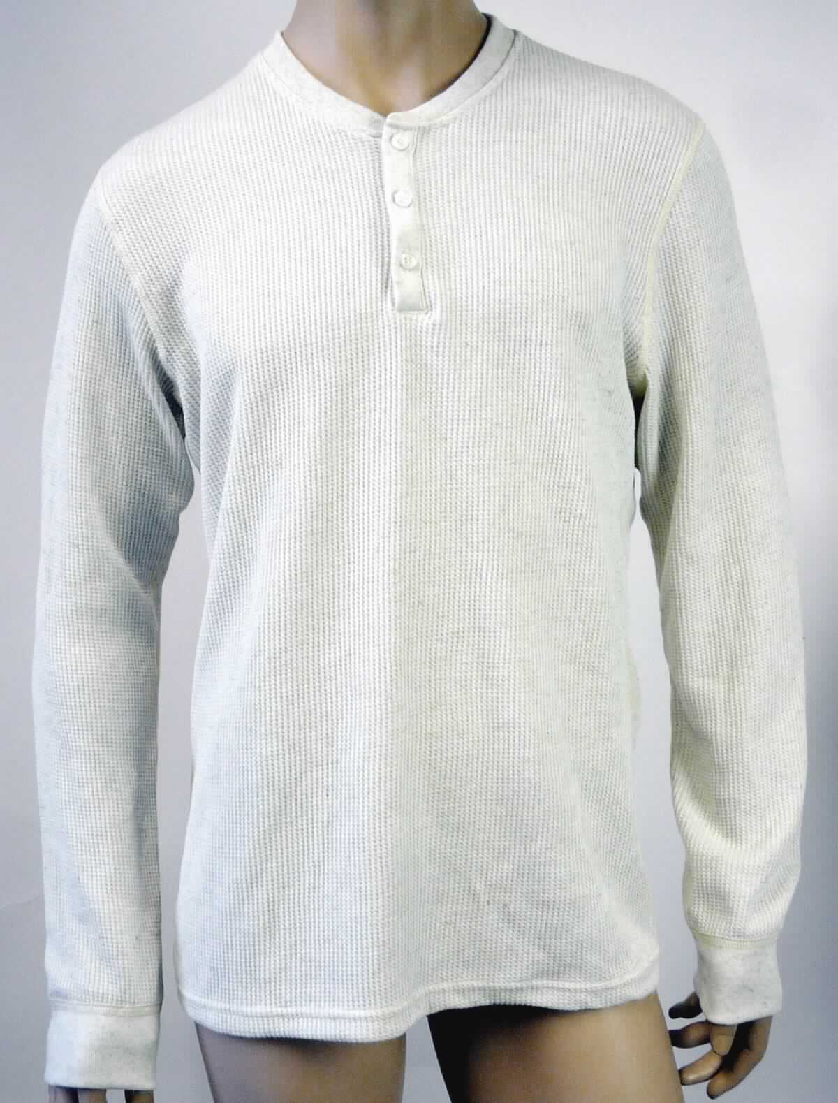 Hemd, sog. Strick Henley Hemd, Art. Nr. WT457, Größe L, Foto siehe Anlage,
- aus ca. 1,5 mm dicken, einfarbigen, strukturiert gewirkten Gewirken aus laut Antrag 85 % Polyester
  (synthetische Chemiefasern) und 15 % Leinen; mit durchschnittlich mehr als 10 Maschen je linearen 
  Zentimeter in jeder Richtung,
- über die Taille reichend (Rückenlänge: ca. 73 cm), 
- mit einem runden Halsausschnitt mit gerippt gewirkter Randeinfassung, 
- vorn mit einer nicht durchgehenden Öffnung mit Knopfverschluss von links über rechts (Männerkleidung), 
- mit langen Ärmeln, an den Ärmelenden mit angesetzten, doppelt gearbeiteten Bündchen,
- am unteren Rand durch Umschlagen und Festnähen gesäumt,
- erfüllt die Merkmale zur Einreihung als Hemd, deshalb keine Ware der Position 6110.

"Hemd, aus Gewirken, für Männer, aus synthetischen Chemiefasern"
