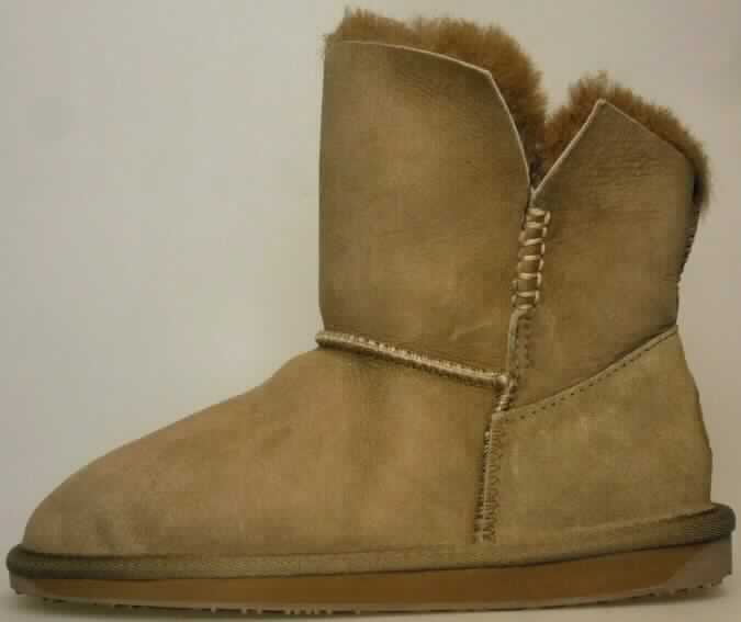 Stiefel (lt. Antrag: "Frauenschuh, Art. W10953, Bexley Lo", Foto siehe Anlage) 
- mit Laufsohlen aus Kautschuk,
- mit Oberteil aus Pelzfell,
- auf das Oberteil sind im Fersenbereich Stücke aus Leder als Verstärkungsteile aufgesetzt,
- am Übergang zur Sohle mit einer Randeinfassung aus Spinnstoff

"Schuhe mit Laufsohlen aus Kautschuk und Oberteil aus Pelzfell"