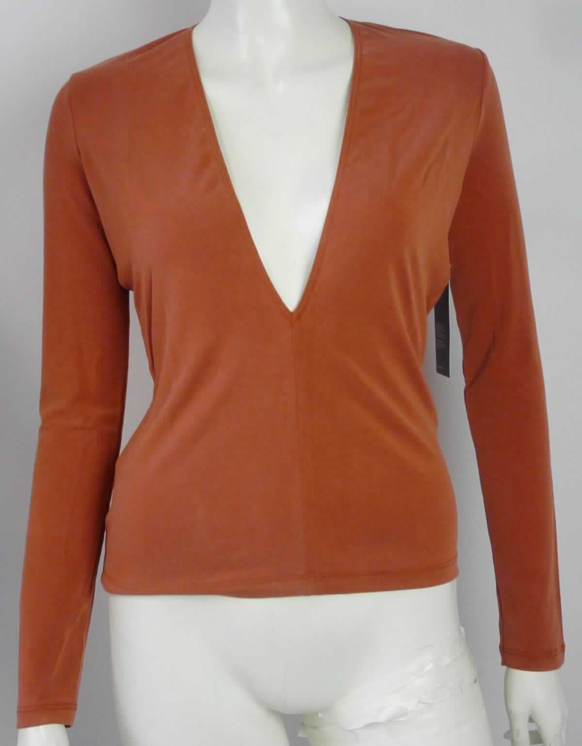 Bluse, sog. Strick Top für Frauen, RSAMOJ3155, Größe L, Foto siehe Anlage,
- aus ca. 0,6 mm dicken (leichten), einfarbigen Gewirken aus laut Antrag 70 % Modal, 25 % Polyester und 
  5 % Elasthan (alles Chemiefasern); mit durchschnittlich mehr als 10 Maschen je linearen Zentimeter
  in jeder Richtung,
- über die Taille reichend (Rückenlänge: ca. 55 cm),
- mit einem V-förmigen, sehr tiefen Halsausschnitt,
- ohne Öffnung und ohne Verschluss; ohne Hinweise auf den Trägerkreis (unisex), 
- mit langen Ärmeln, an den Ärmelenden durch Umschlagen und Festnähen gesäumt,
- am unteren Rand durch Umschlagen und Festnähen gesäumt,
- erfüllt die Merkmale zur Einreihung als Bluse, somit keine Ware der Positionen 6109 und 6110.

"Bluse, aus Gewirken, für Frauen, aus Chemiefasern"