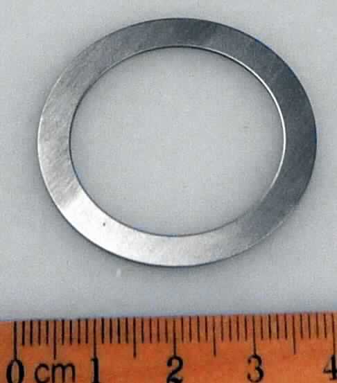 Es handelt sich um kreisrunde, flache Scheiben aus nicht rostendem Stahl, die mittig eine kreisrunde Lochung aufweisen.
- Antragstellerangaben -
Außendurchmesser: etwa 37 mm.
Innendurchmesser: etwa 29 mm.
Höhe: etwa 0,3 mm

Abbildung siehe Anlage.

Derartige Erzeugnisse gehören als "andere Unterlegscheiben aus nicht rostendem Stahl" zum TARIC-Code 7318 2200 91.