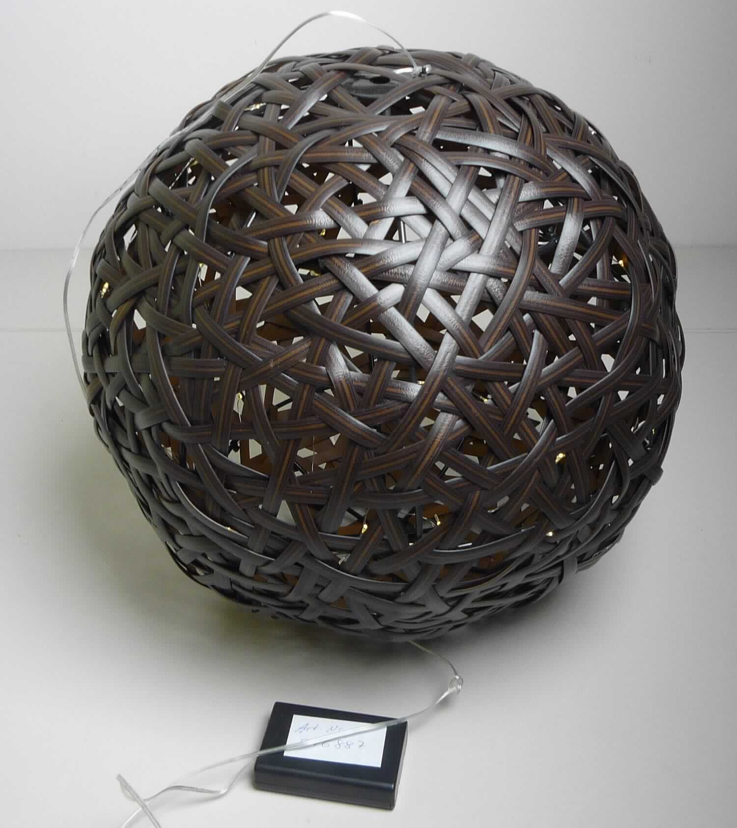 Nach den Angaben der Antragstellerin sowie dem vorliegenden Warenmuster handelt es sich bei dem Artikel 576887 um einen sogenannten LED-Ball zur Innendekoration.
Das Erzeugnis besteht aus einer Dekorationskugel (Durchmesser ca. 34 cm), aus einem Metallgestell, welches nicht blickdicht mit braunen, ca. 1 cm breiten Kunststoffstreifen (Flechtstoff im Sinne der Anmerkung 1 zu Kapitel 46) umflochten ist.
Im Inneren der Kugel ist eine batteriebetriebene Draht-Lichterkette mit 90 LED und Zeitschaltuhr integriert.

Der Charakter der aus verschiedenen Bestandteilen zusammengesetzten Ware wird durch die - charakterverleihend aus Flechtstoffen bestehende - Deko-Kugel bestimmt, deren Zierwirkung durch die Lichterkette lediglich erhöht wird.

Zolltarifrechtlich handelt es sich um eine "unmittelbar aus anderen als pflanzlichen Flechtstoffen hergestellte Flechtware".