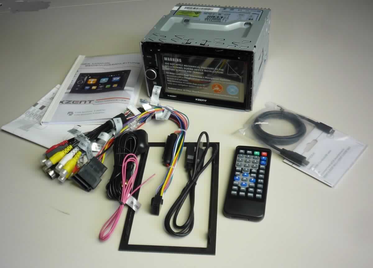 Multimediazentrum für Kraftfahrzeuge mit Anschlussmöglichkeit für einen
Tablet-Computer, Modell: X-302BT MkII (Abbildung siehe Anlage)
- aus einer berührungsempfindlichen 6,2 Zoll Flüssigkristallanzeige (Bildschirmdiagonale:
  ca. 15,7 cm), Audio-/Videodecoder, Radio-Tuner mit RDS-Decoder und Bluetooth Funk-
  sende-/-empfangsmodul in einem Einbaugehäuse zum Einbau in ein Kraftfahrzeug mit
  Bedienelementen, DVD-Laufwerk, Mikrofon, 2 Micro SDHC-Speicherkartenschächte
  und Mini HDMI/MHL-Eingang sowie rückseitigen Audio-, Video-, Systemanschlüssen 
  und USB-Schnittstelle, mit beiliegender GPS-Antenne,
- zur Anzeige von Bildern und Videos nach Anschluss einer Rückfahrkamera und anderen
  Videoquellen, sowie zur unmittelbaren Anzeige der von anschließbaren Computern und Mobil-
  telefonen aufbereiteten Signale zur Bild- und Tonwiedergabe von verschiedenen Speichermedien, 
  zum Empfangen und Senden von Signalen im Bluetooth-Standard und zum Konvertieren
  von Audiosignalen für das drahtlose Telefonieren im Freisprechbetrieb mit Mobiltelefonen, 
  zum Empfangen von Rundfunksignalen im UKW-Bereich mit Zusatzinformationen (RDS-
  Signale) und zum Empfang der von Satelliten orts- und zeitgenau abgestrahlten Funk-
  signale für die Positionsbestimmung und Navigation - ohne charakterbestimmenden 
  Bestandteil -,
- zum direkten Anschluss an und für die Verwendung mit einer automatischen Daten-
  verarbeitungsmaschine der Position 8471,
- zusammen mit Beipack (Bedienungsanleitung, Anschlussdiagramm, Kabelsätze, Adapter-
  kabel HDMI auf USB, Infrarot-Fernbedienung und Montagematerial) in einer gemeinsamen 
  Verkaufsumschließung.
Das Multimediazentrum für Kraftfahrzeuge bestimmt den Charakter des Ganzen.

"Monitor, ohne eingebautes Fernsehempfangsgerät, mit Flüssigkristallanzeige, zum 
 direkten Anschluss an und für die Verwendung mit einer automatischen Datenverarbeitungs-
 maschine der Position 8471, nicht von der ausschließlich oder hauptsächlich in einem 
 automatischen Datenverarbeitungssystem der Position 8471 verwendeten Art, mit einem
 Bildschirm mit Flüssigkristallanzeige (LCD) - Multimediazentrum für Kraftfahrzeuge
 (Monitor zusammengesetzt mit Videogerät, Bluetoothfunksende- und -empfangsmodul, 
 Rundfunkempfangsgerät, Tonwiedergabegerät und Navigationsgerät - ohne charakter-
 bestimmenden Bestandteil -, noch nicht zusammengesetzt mit Antenne, in Warenzusammen-
 stellung in Aufmachung für den Einzelverkauf mit nicht charakterbestimmendem Beipack)"